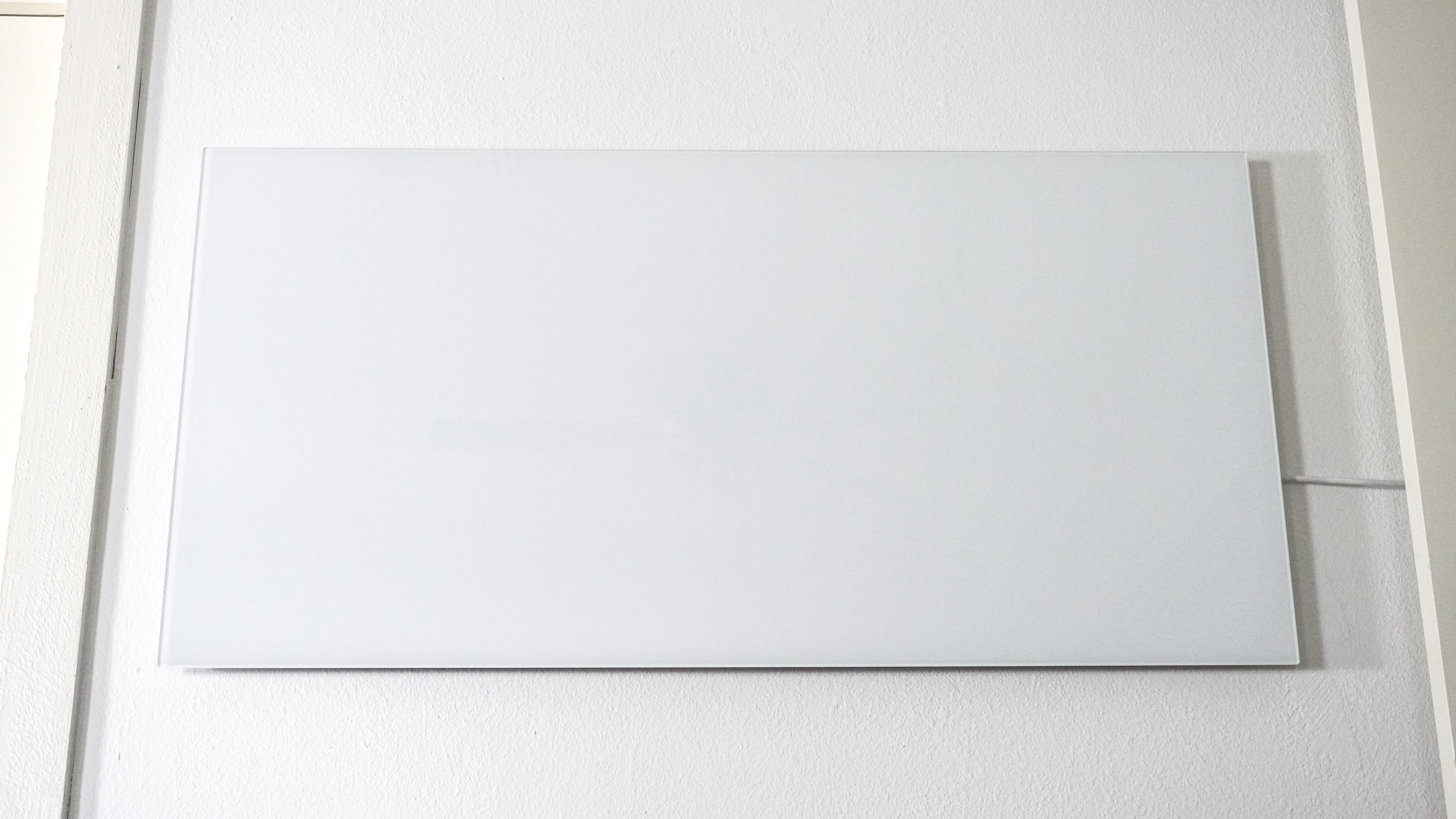 תנור האינפרא אדום Boldr Kelvin מותקן על קיר