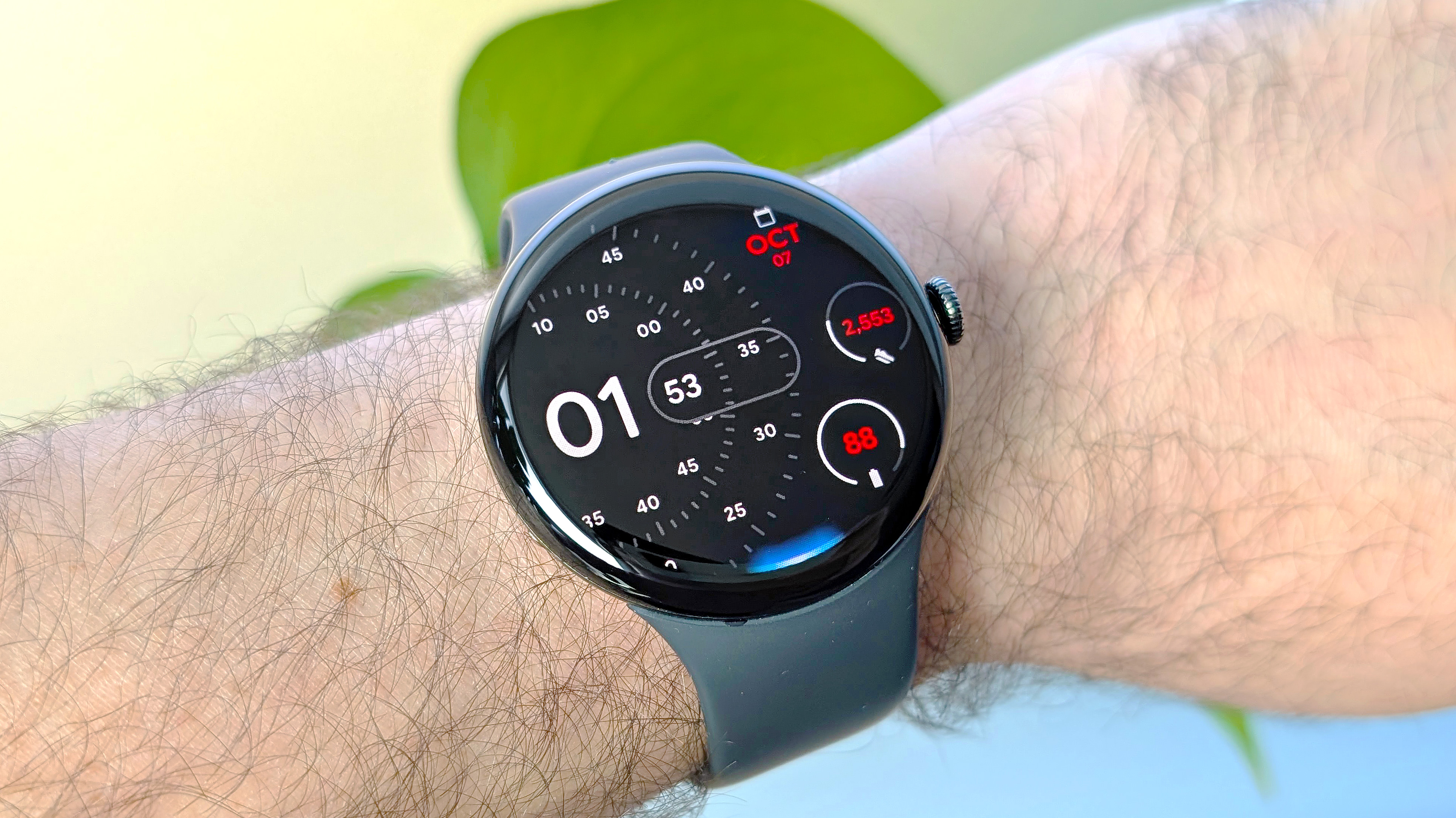 תקריב של Google Pixel Watch 4 ב-45 מ