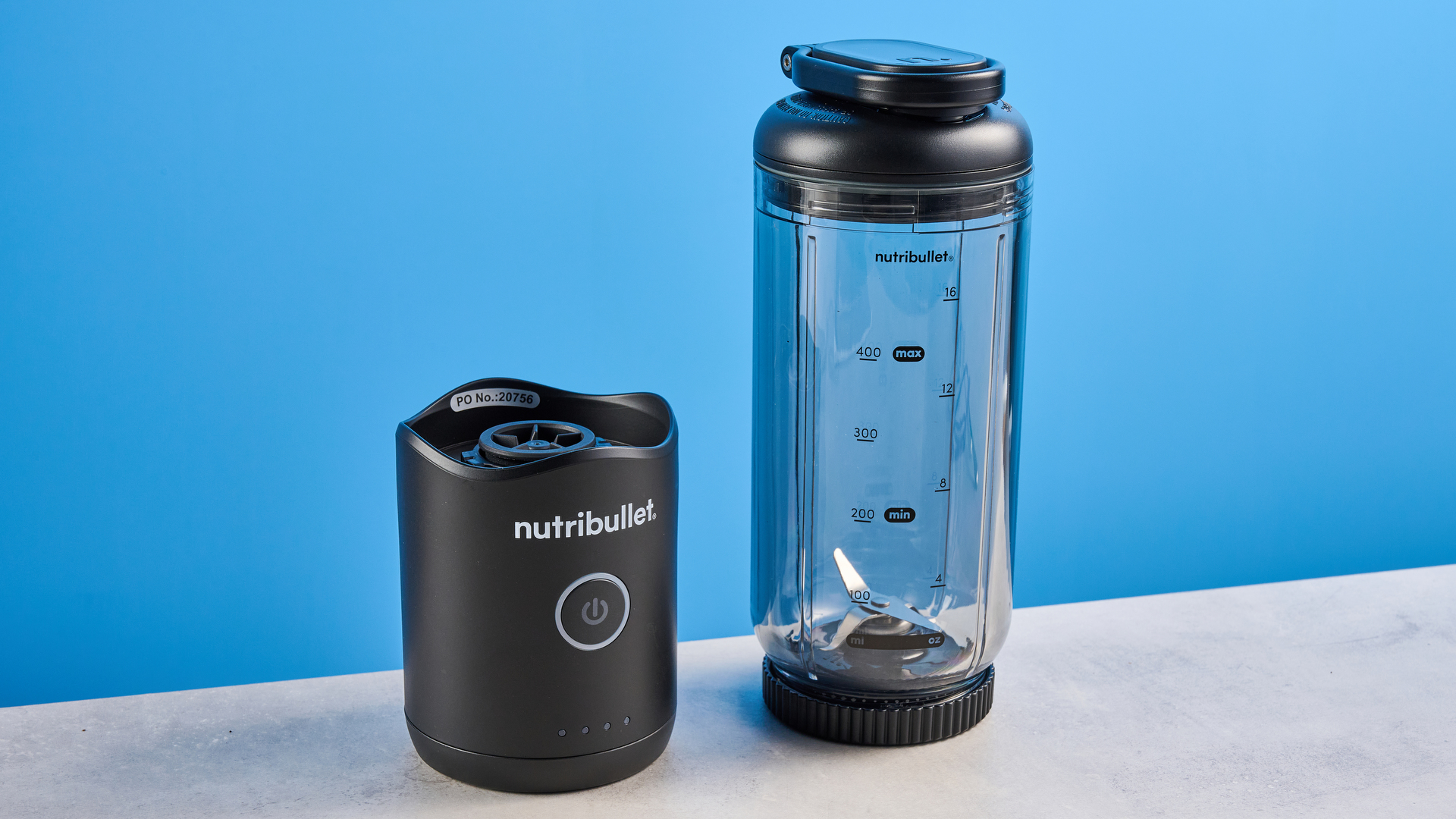 בלנדר Nutribullet Flex מצולם על רקע כחול