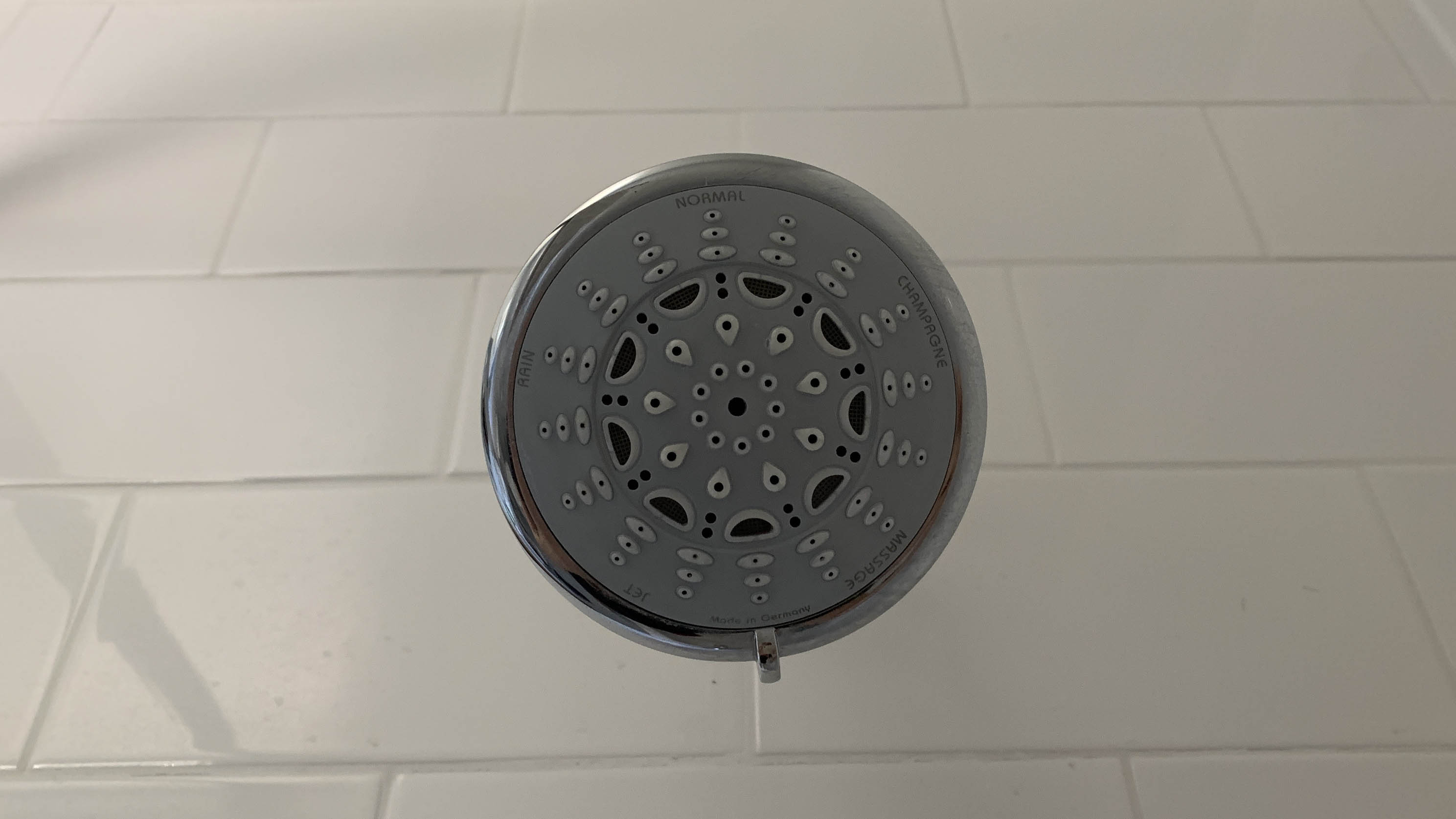 ראש מקלחת נקי