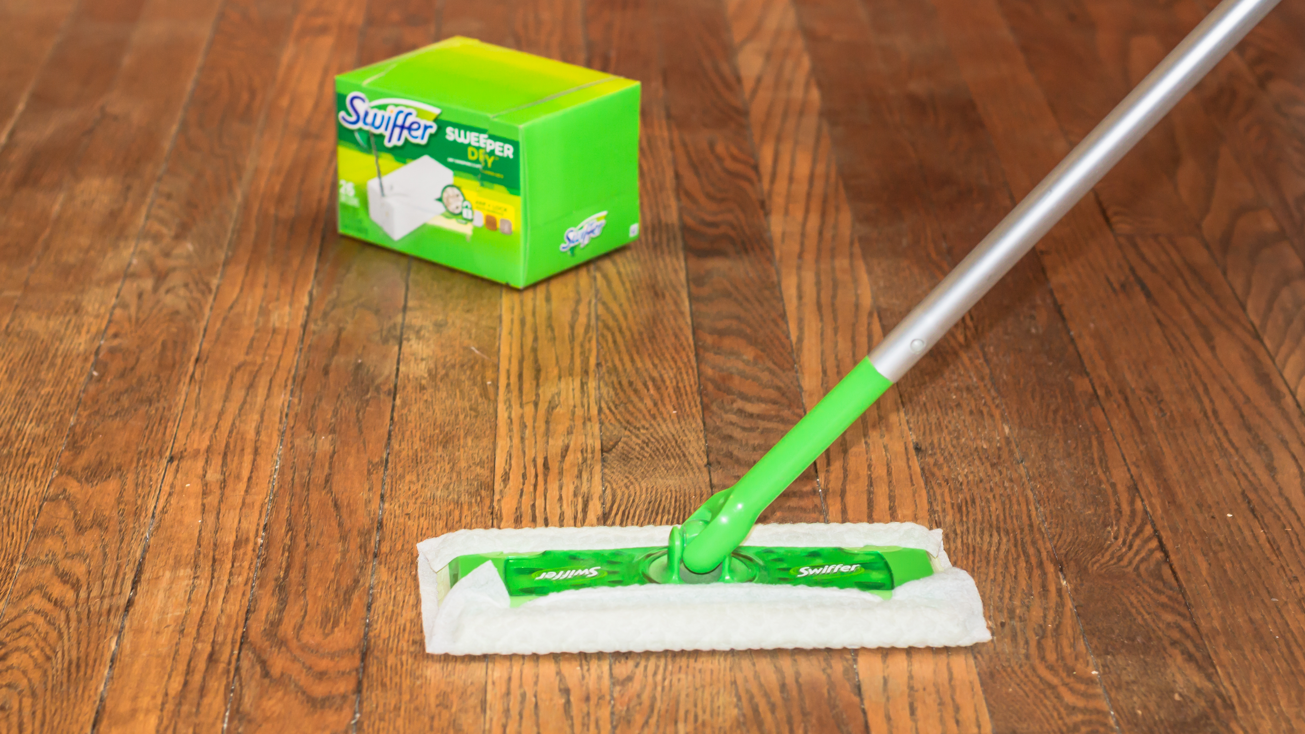 מטאטא Swiffer על רצפת עץ