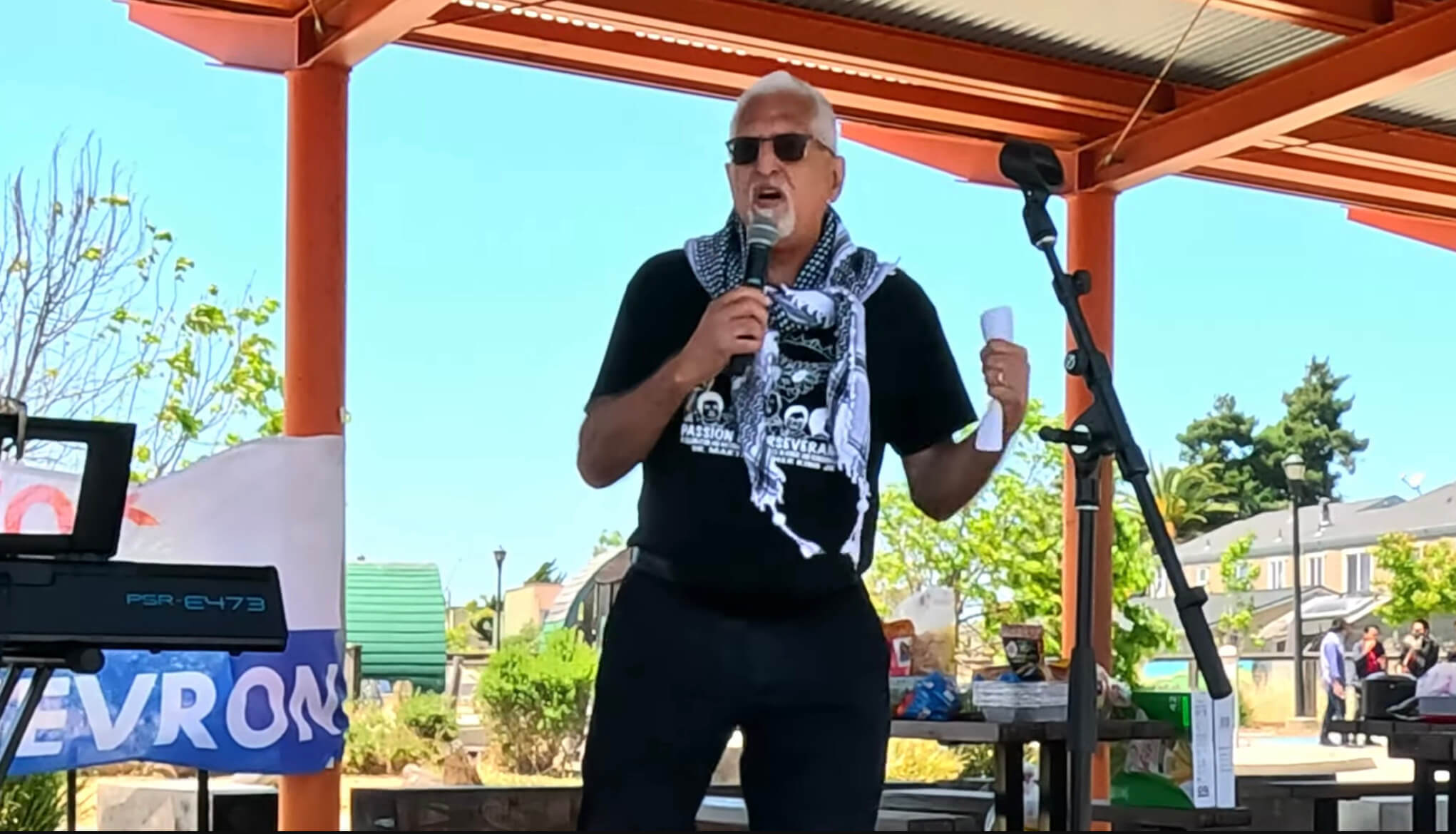 ראש עיריית ריצ'מונד עומד בפני קריאות התפטרות בגלל פוסטים שכינו את הטבח בסידני "דגל שווא"