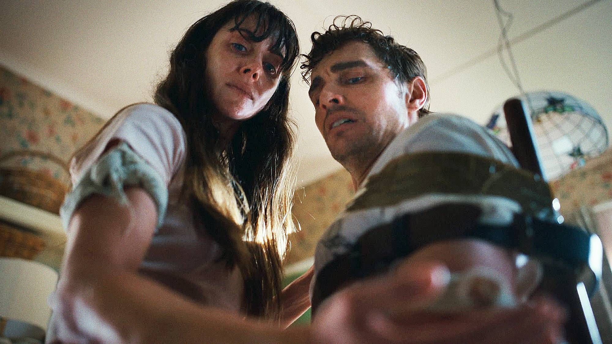 "Together" של אליסון ברי ודייב פרנקו הופך תלות משותפת רעילה לאימת גוף - צפו בו עכשיו בהולו