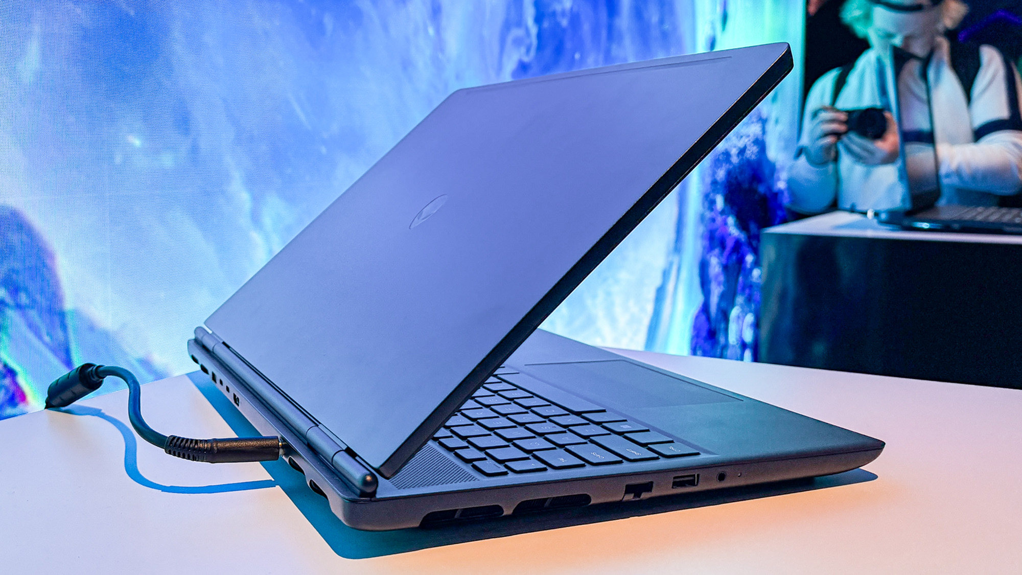 Alienware 16 אזור-51