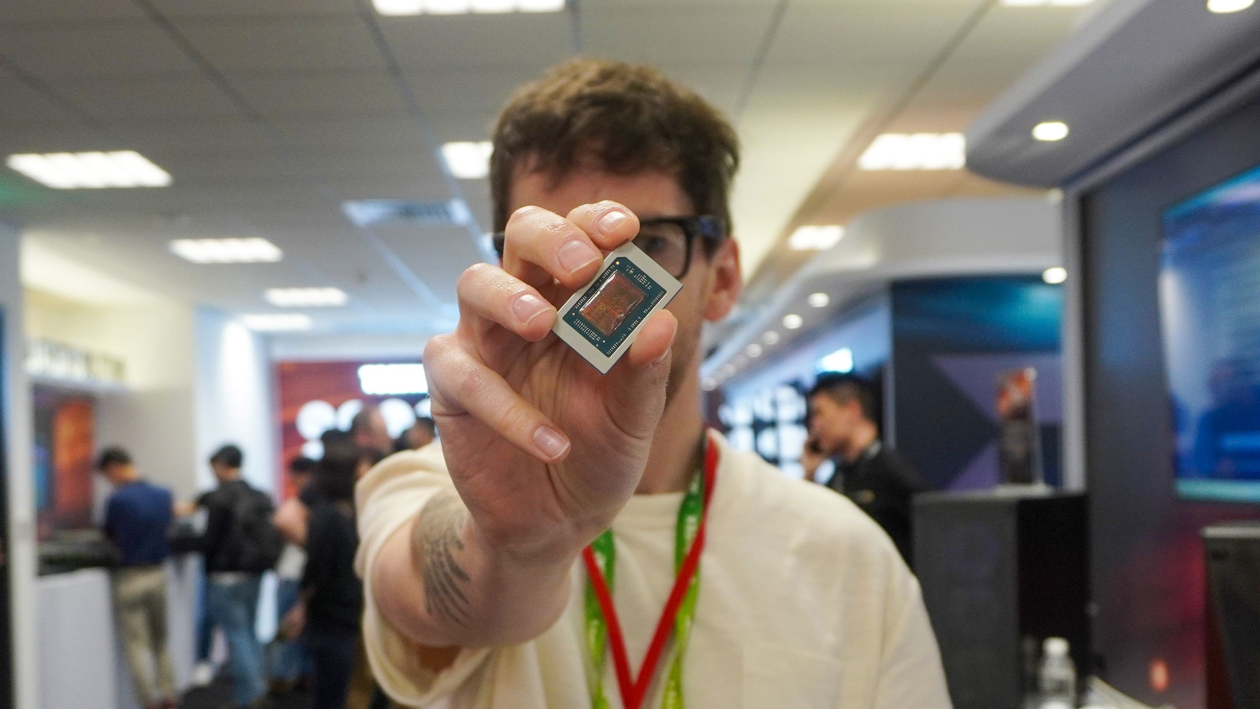 סדרת AMD Ryzen AI 400 עשויה להפוך סוף סוף את חרדת הטעינה לנחלת העבר - ביצועי Unplugged גבוהים פי 1.7 ושדרוגי ריבוי משימות גדולים