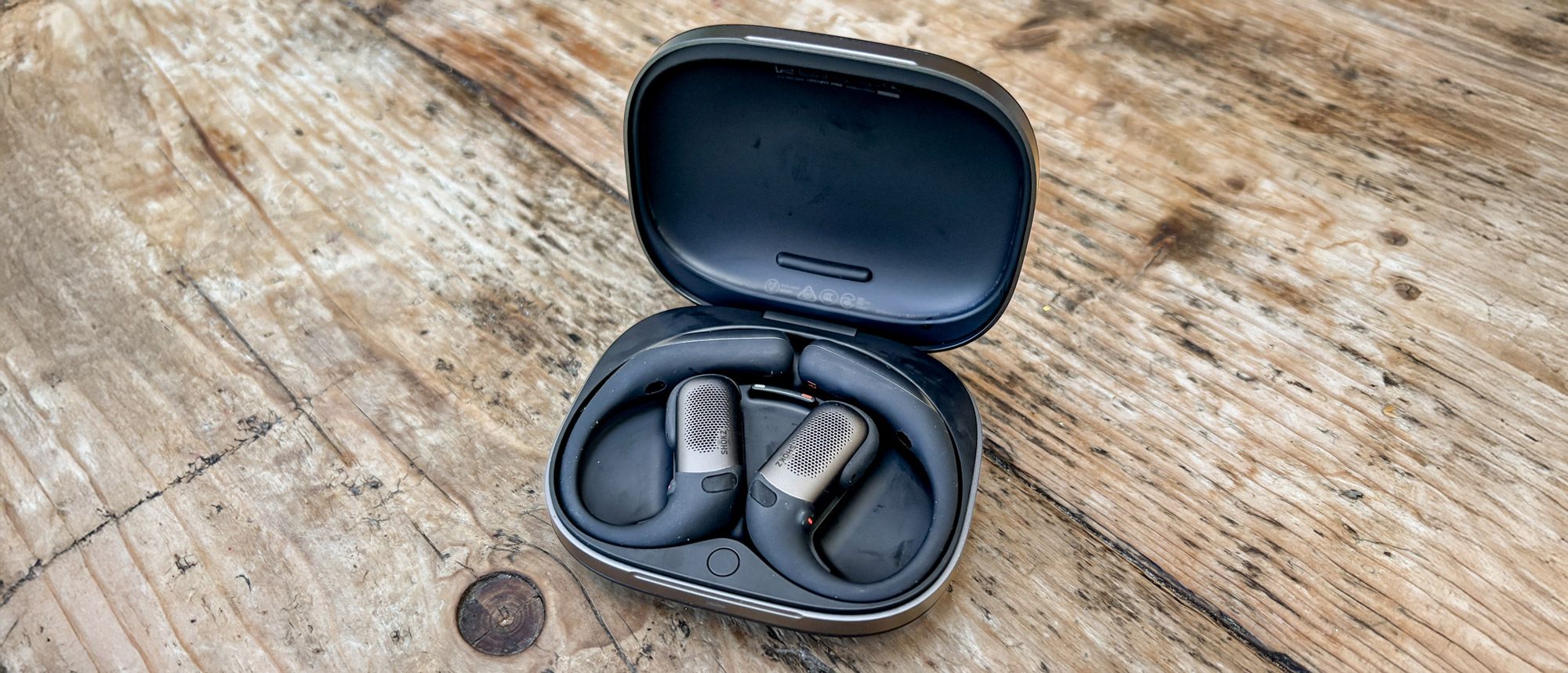 סקירת Shokz OpenFit Pro מאת Nick Harris-Fry שפורסמה ב-6 בינואר 26 אוזניות Shokz OpenFit Pro נשמעות פנטסטיות ומציעות התאמה נוחה ומאובטחת, אבל הן יקרות עבור ניצנים פתוחים ותכונת הפחתת הרעשים לא מרתקת.