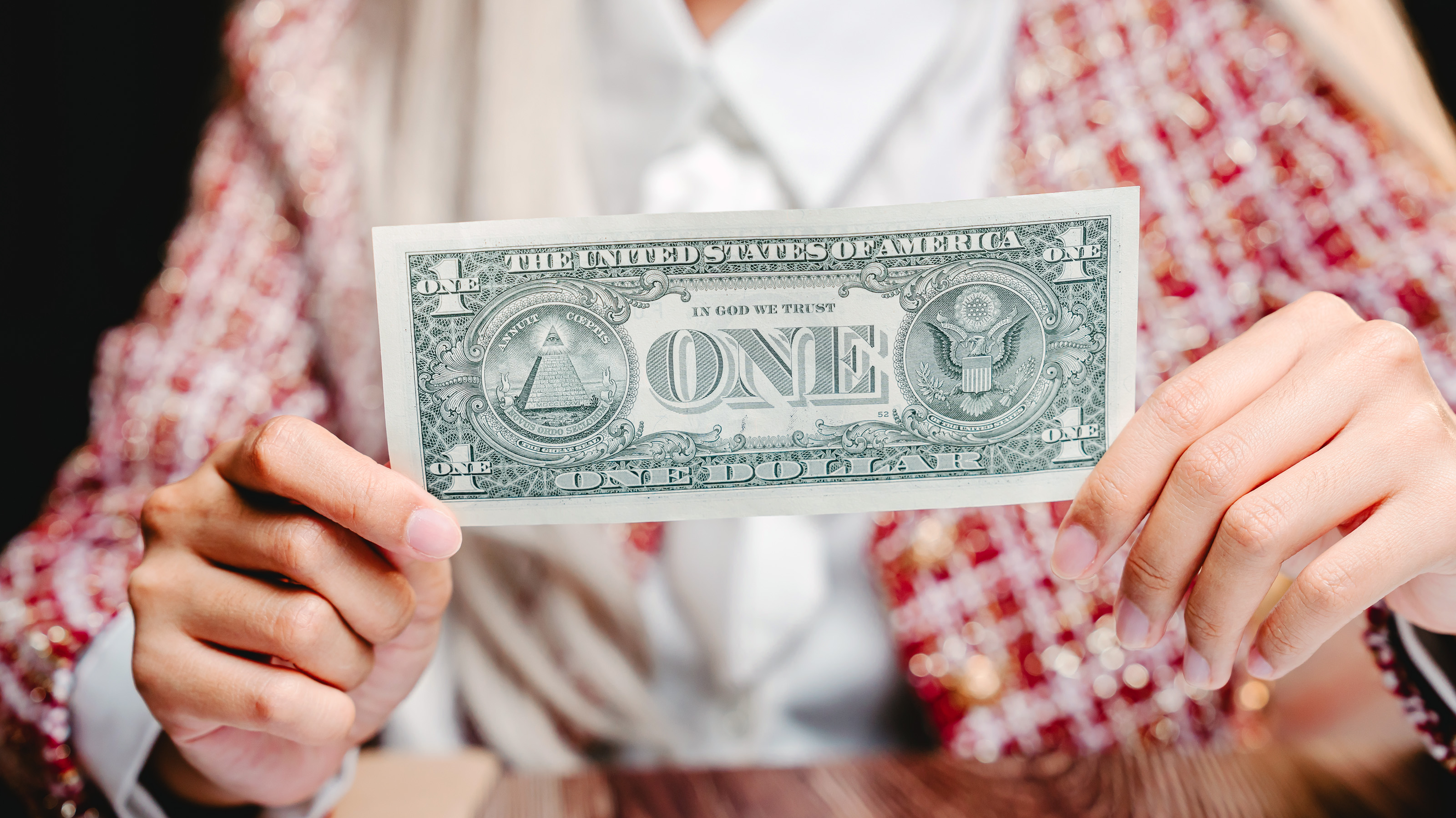 יד מחזיקה שטר דולר