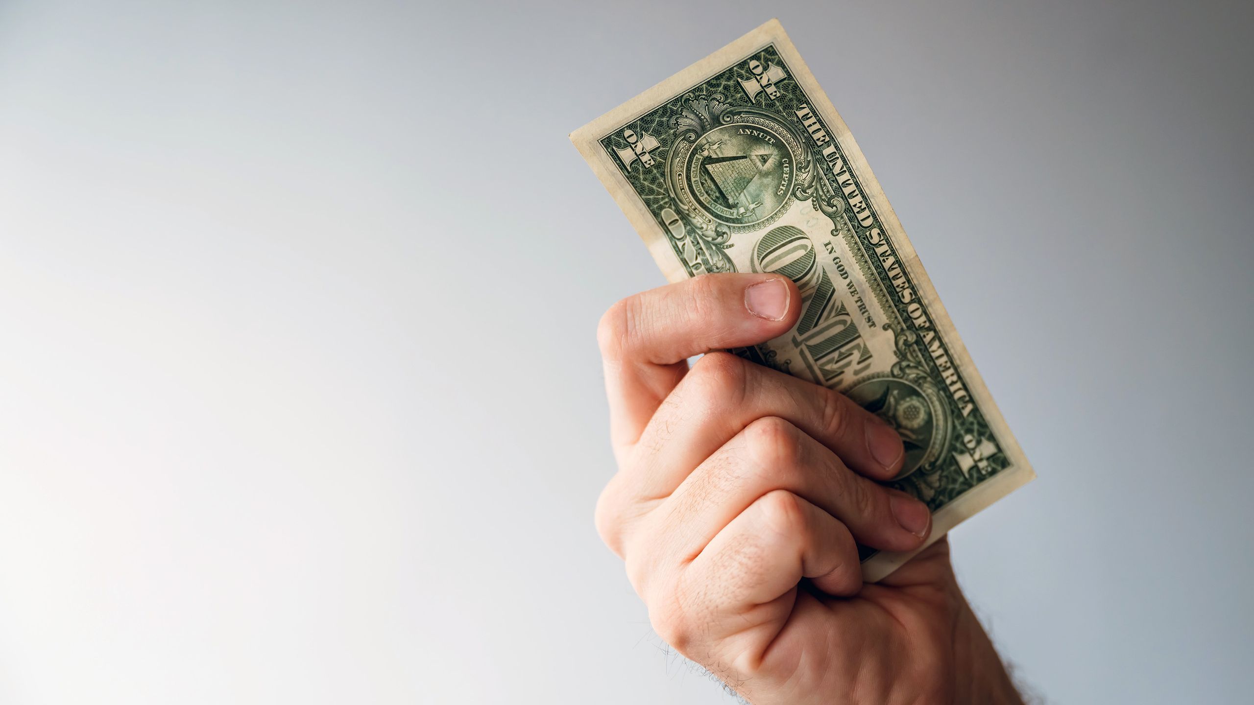 מרגישים את הקור? הנה איך 'טריק של שטר דולר' יכול לעצור את הטיוטה בביתך בחורף הזה