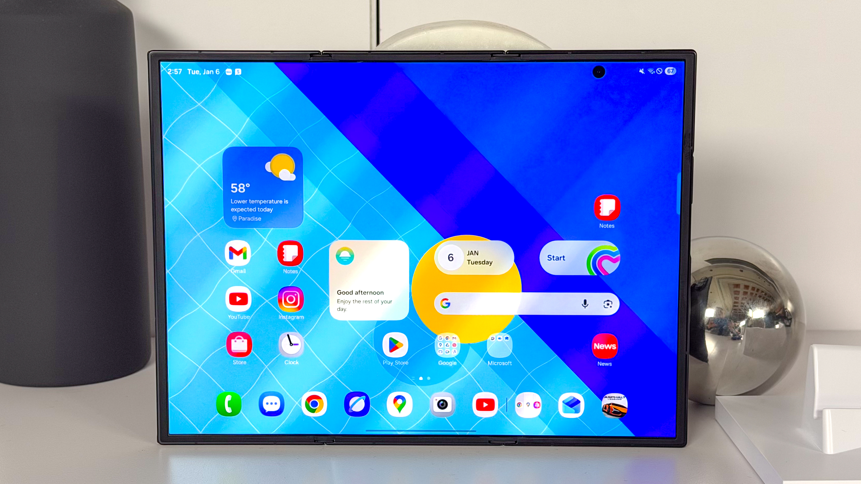 Galaxy Z TriFold מוצג ביד