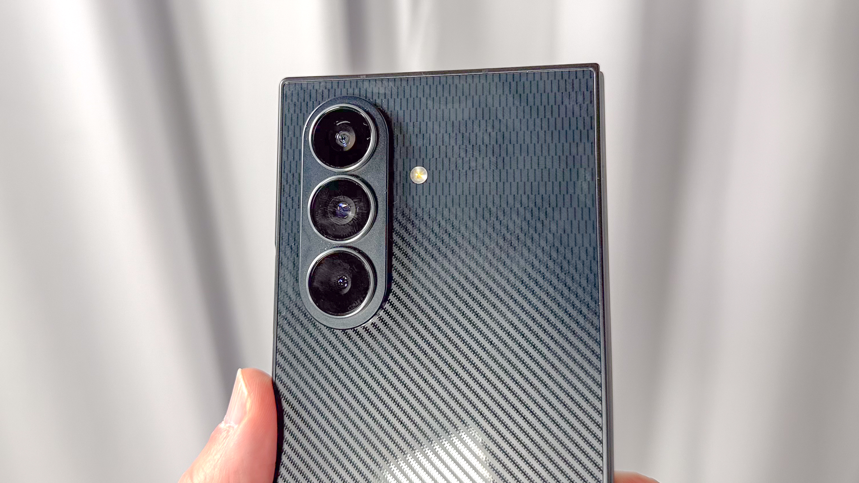 Galaxy Z TriFold מוצג ביד