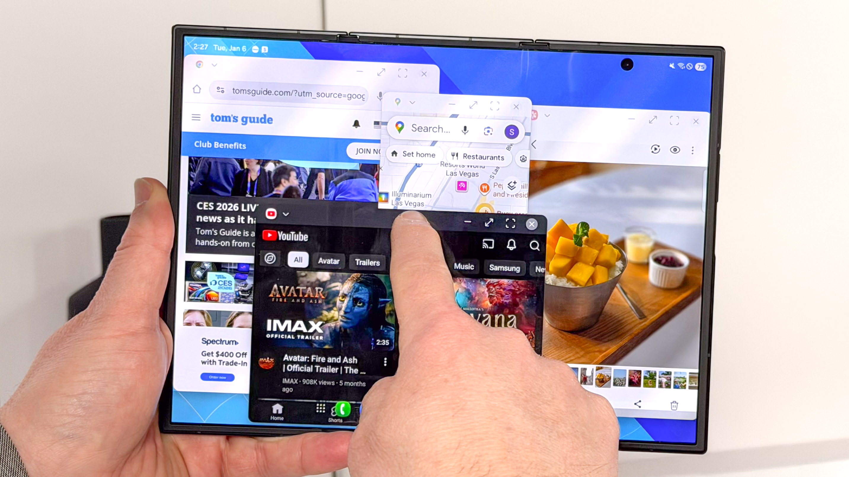 Galaxy Z TriFold מוצג ביד
