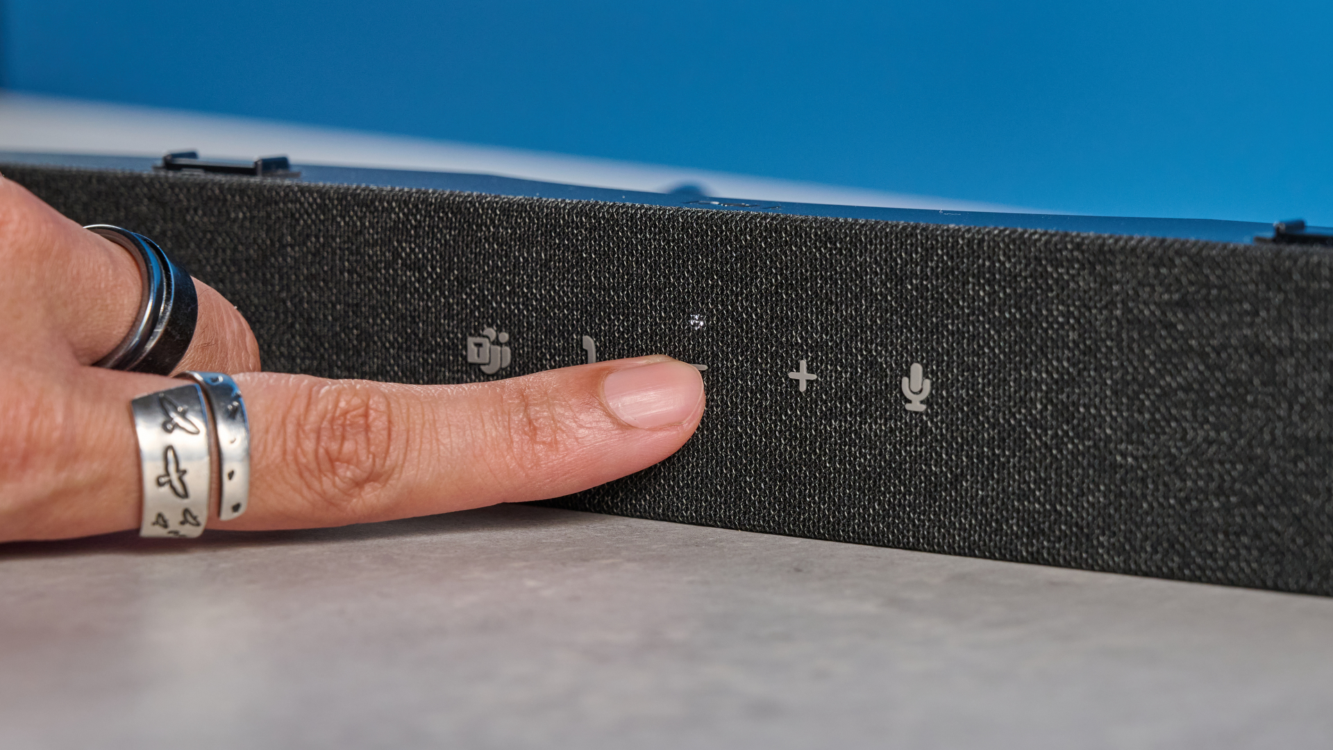 סרגל קול ועידה מחשוב של Dell SB725 צולם על רקע כחול