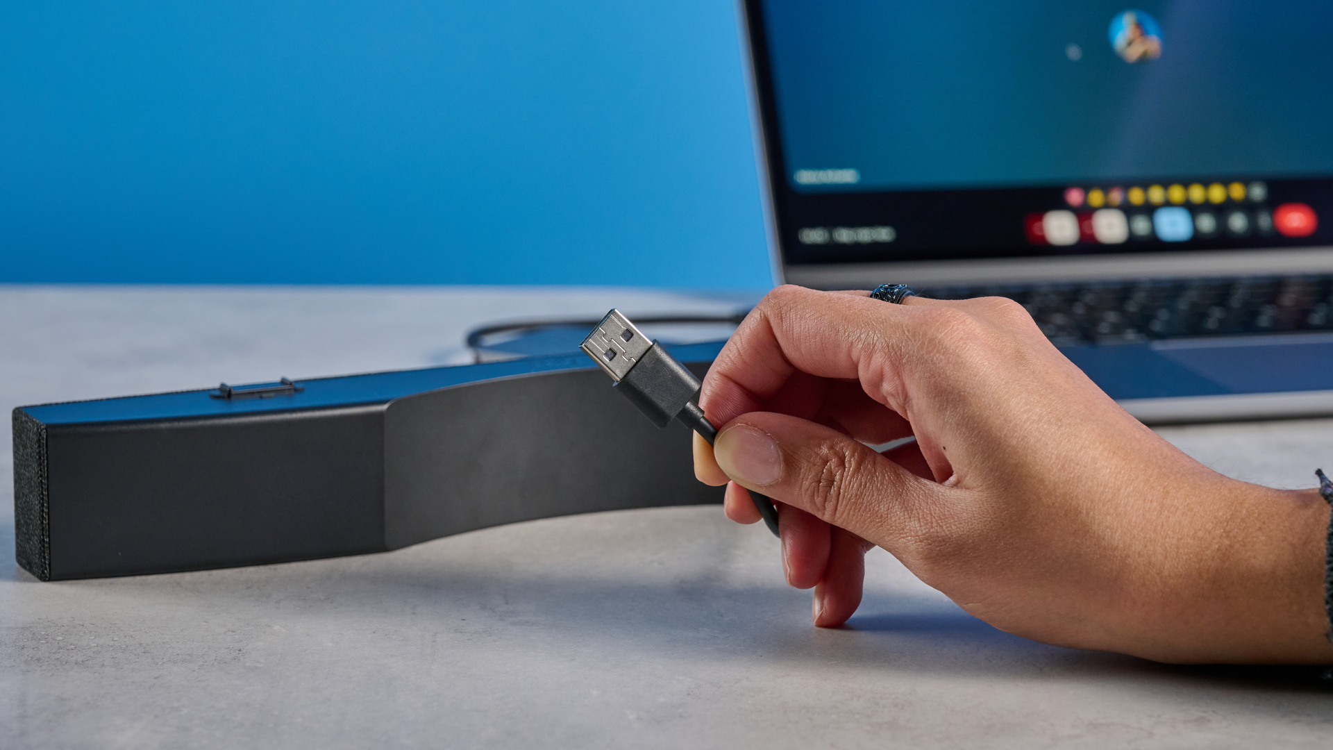 סרגל קול ועידה מחשוב של Dell SB725 צולם על רקע כחול