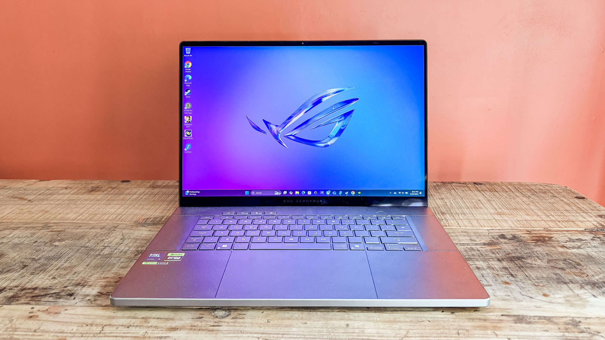 Asus ROG Zephyrus G16 פתוח על השולחן