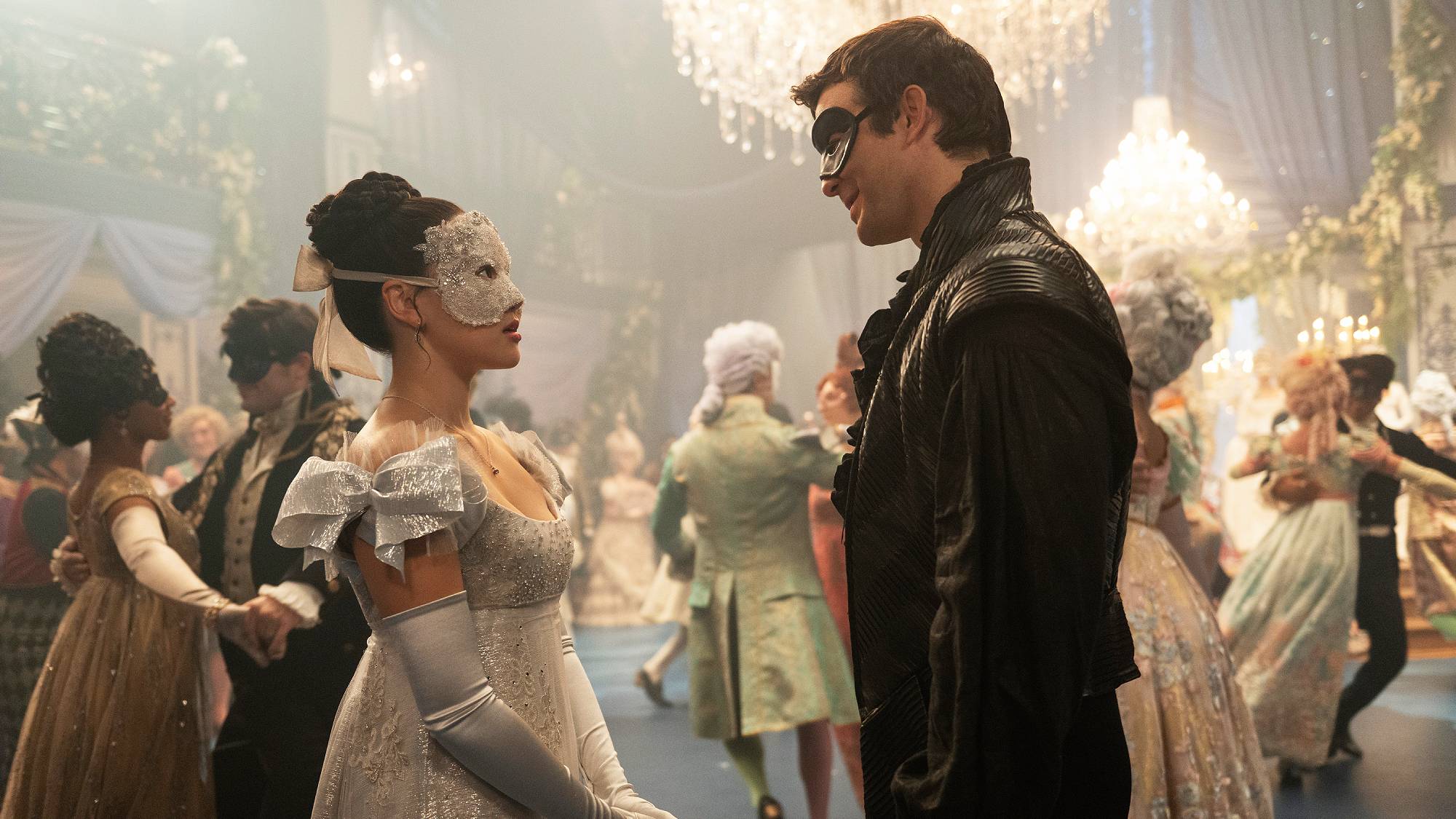 ירין הא בתור סופי באק ולוק תומפסון בתור בנדיקט ברידג'רטון ב "Bridgerton" עונה 4 בנטפליקס