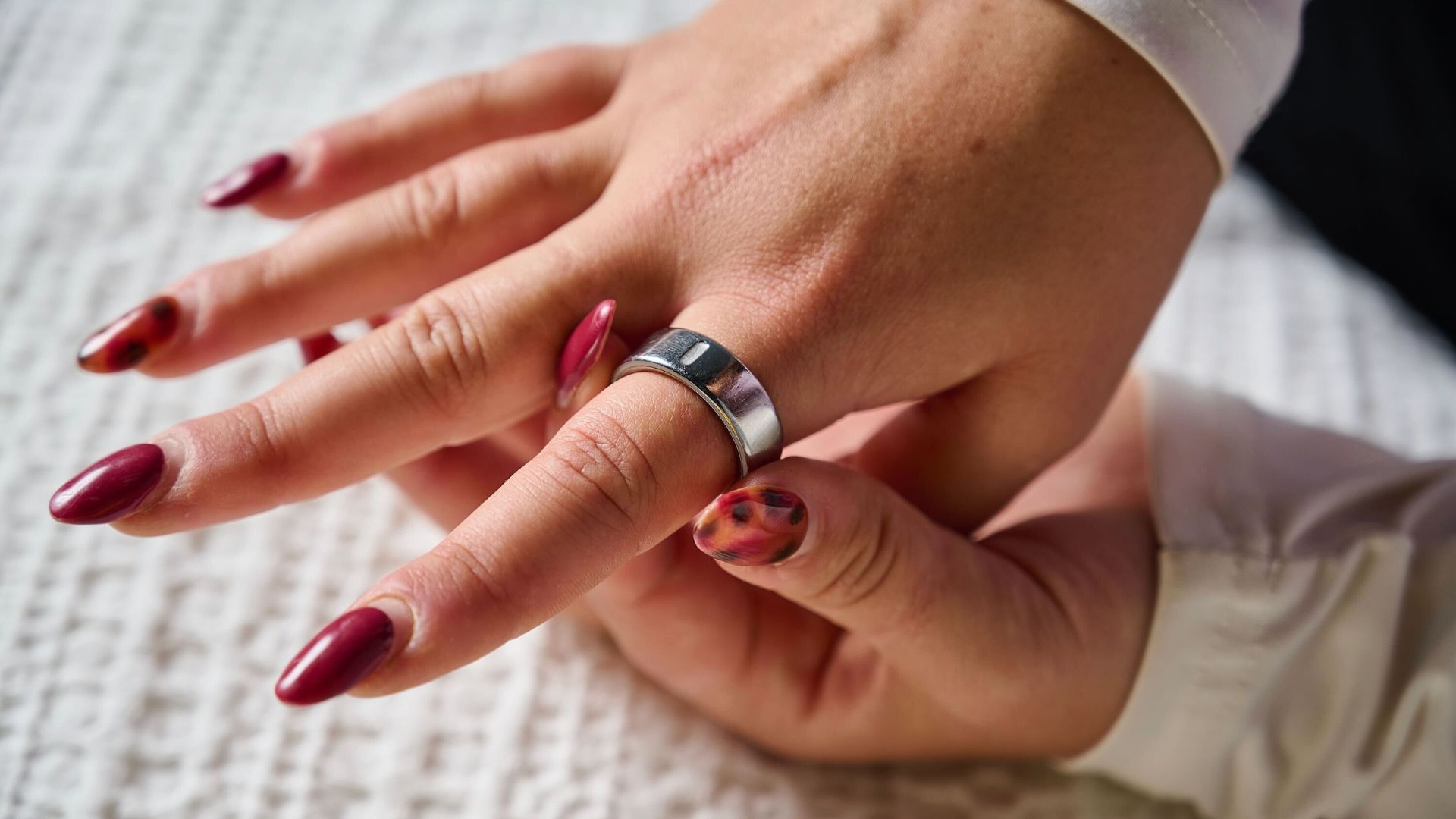 בודק טכנולוגיית השינה שלנו בודק את טבעת Oura 4 הכסופה