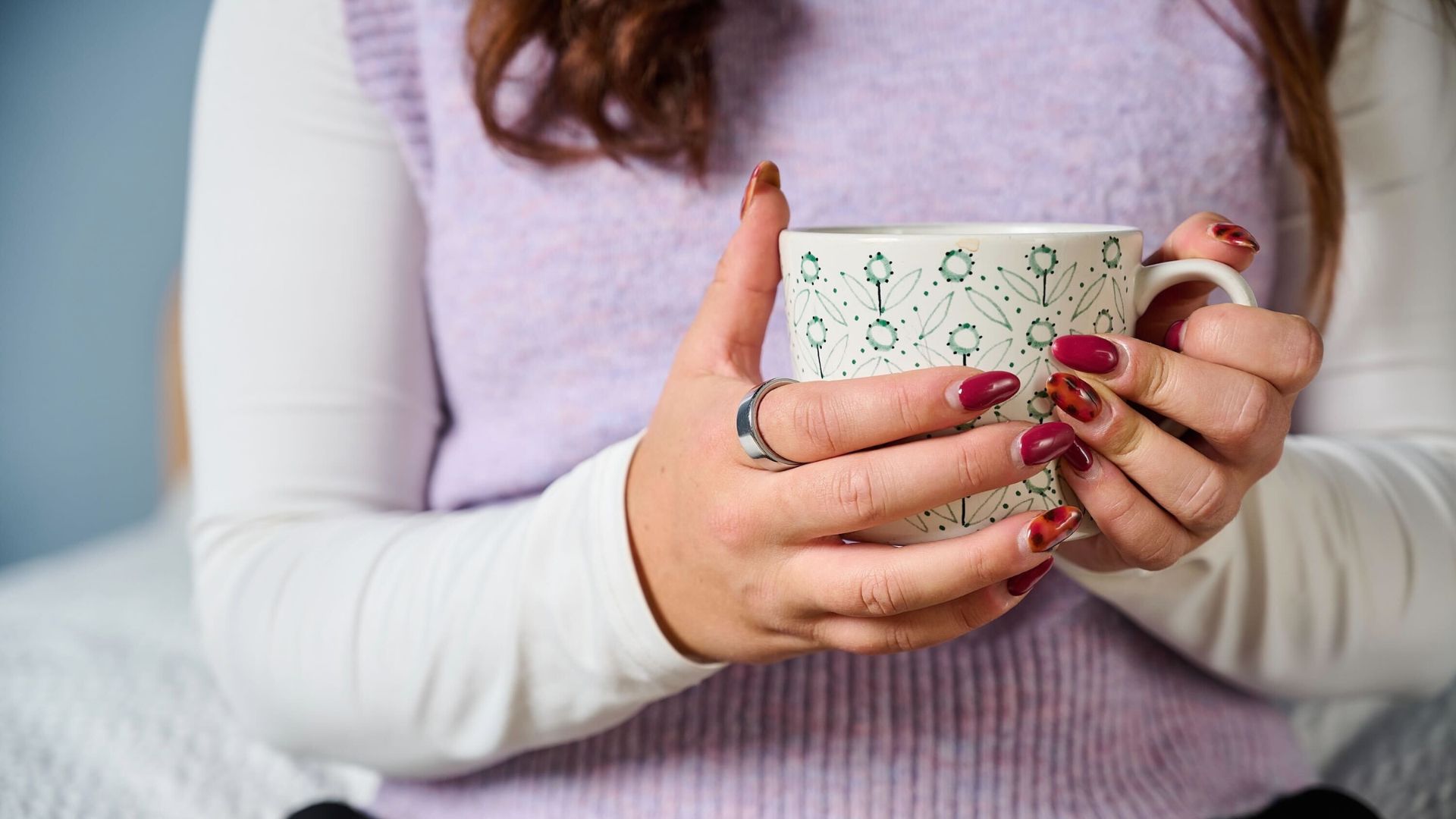 בודק טכנולוגיית השינה שלנו בודק את טבעת Oura 4 הכסופה