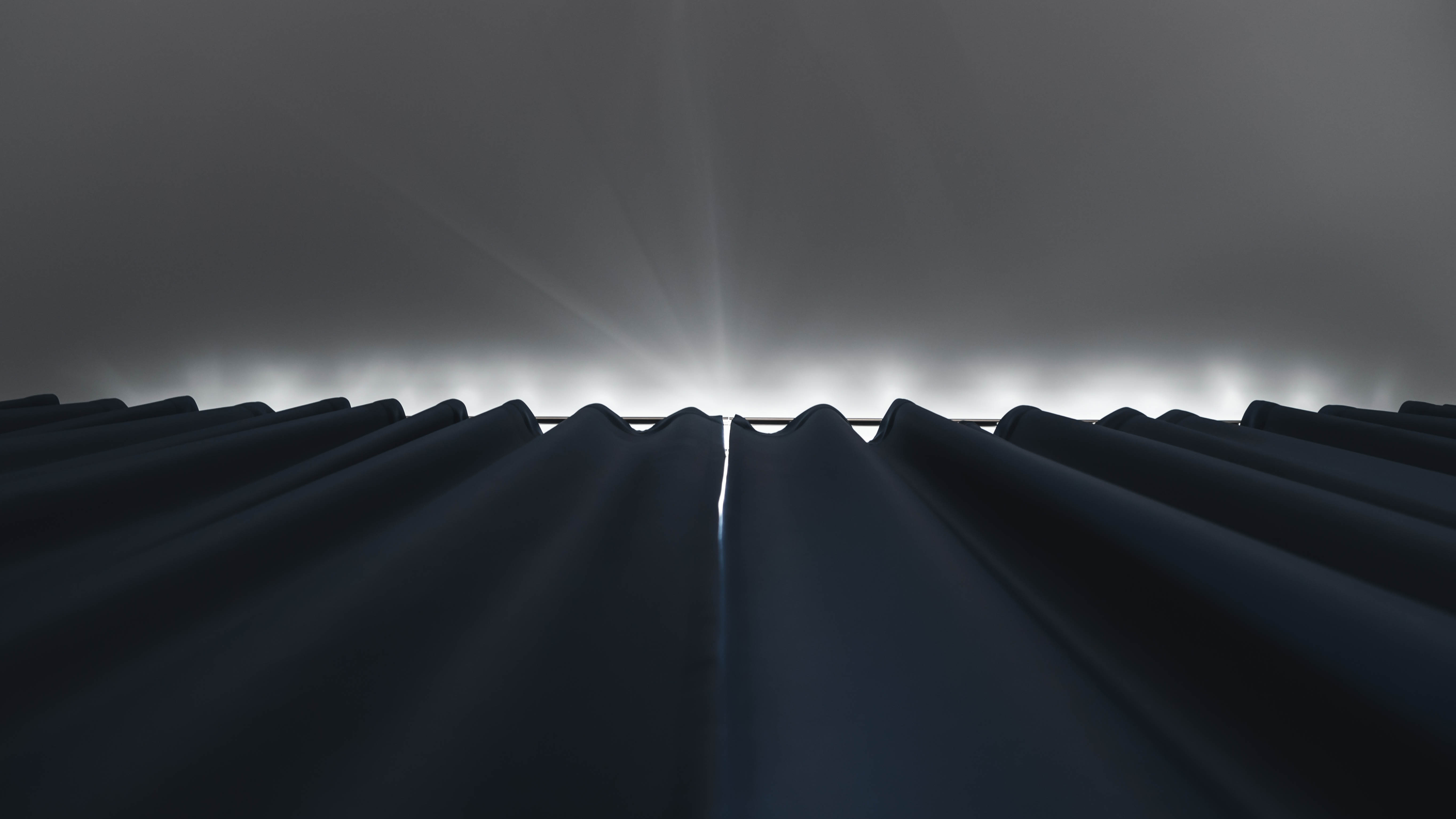 החלק העליון של זוג וילונות האפלה כשהם סגורים