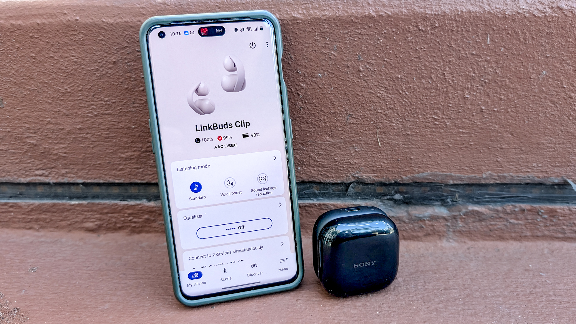 הקליפ של Sony LinkBuds בידיים ובאוזניים של מבקר Tom's Guide.