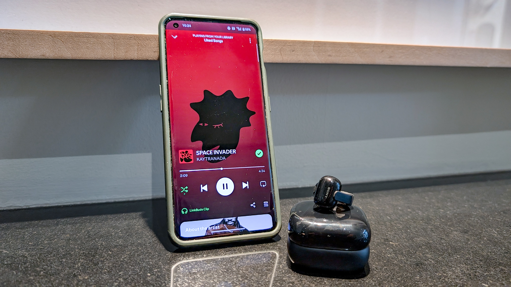 הקליפ של Sony LinkBuds בידיים ובאוזניים של מבקר Tom's Guide.