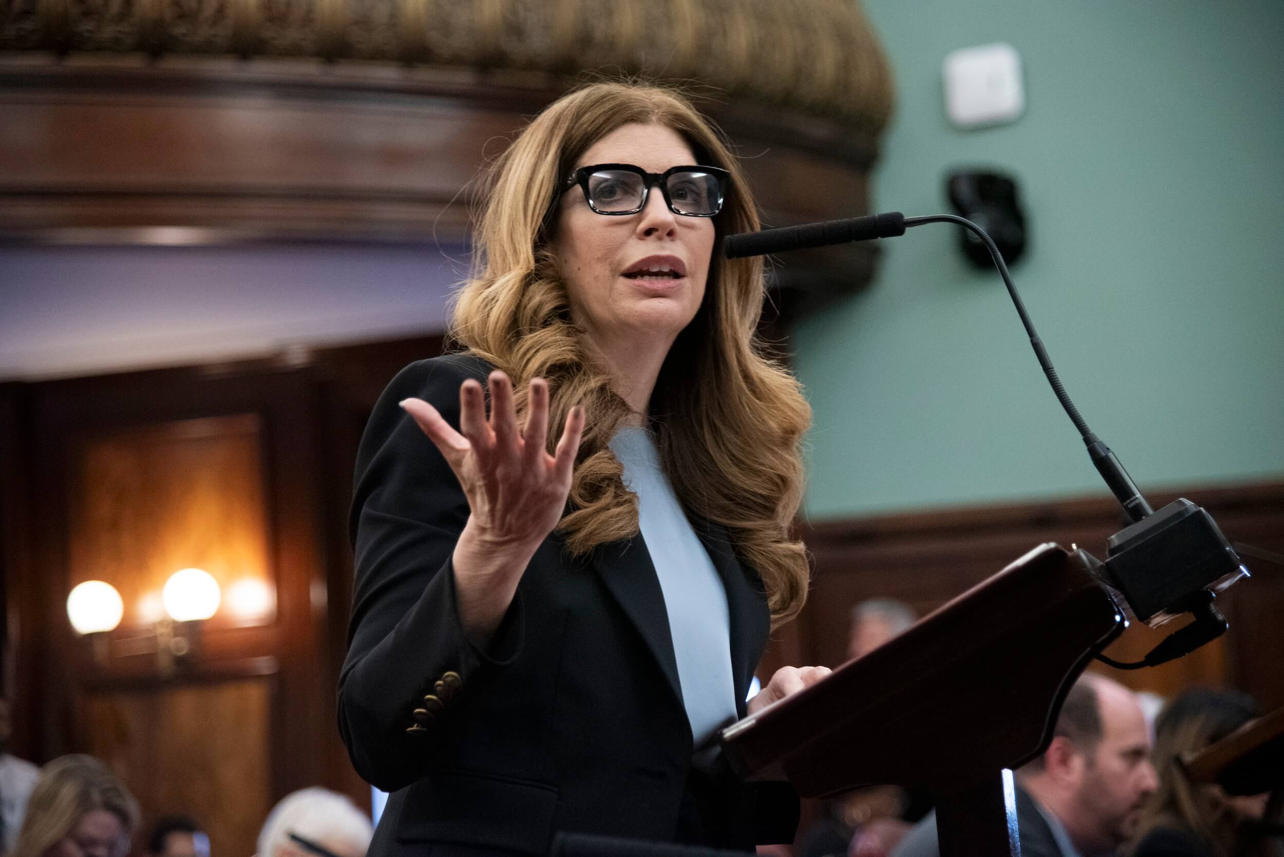 ג'ולי מנין רוצה להיות גשר בעידן הממדאני