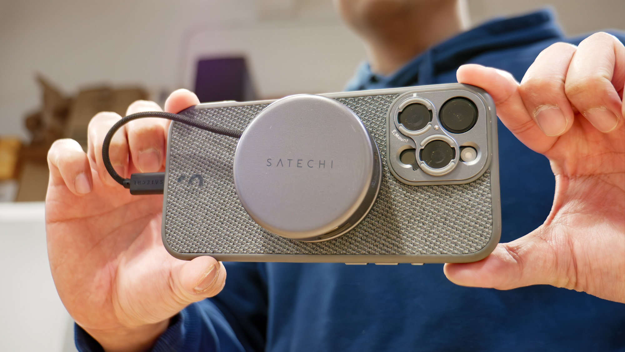 מתאם Satechi OntheGo 7-in-1 Multiport מחובר לאייפון.