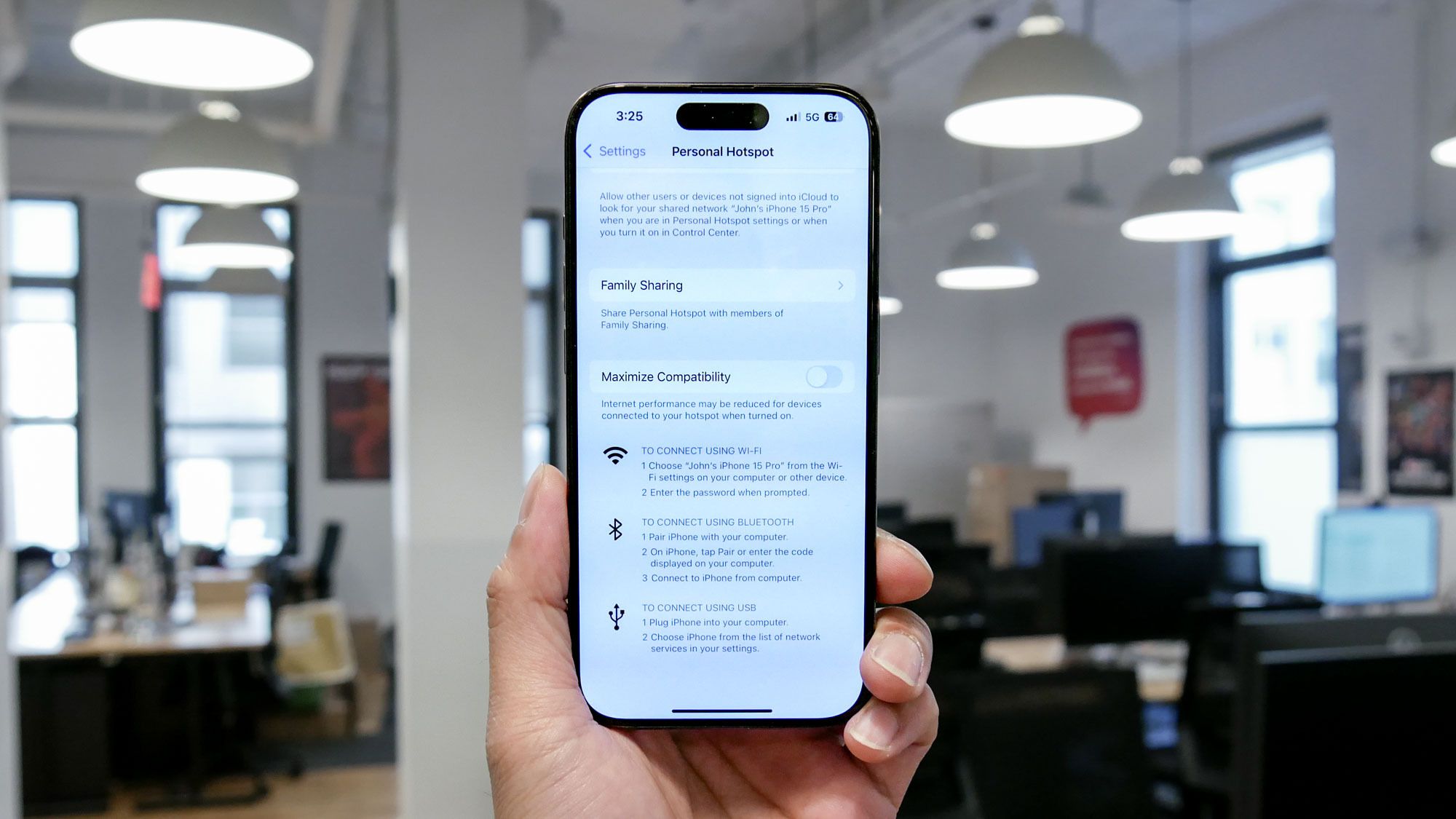 לאייפון ולטלפונים אנדרואיד יש תכונת שיתוף אינטרנט נסתרת שהיא מאובטחת יותר מנקודה חמה של Wi-Fi - הנה איך להשתמש בה