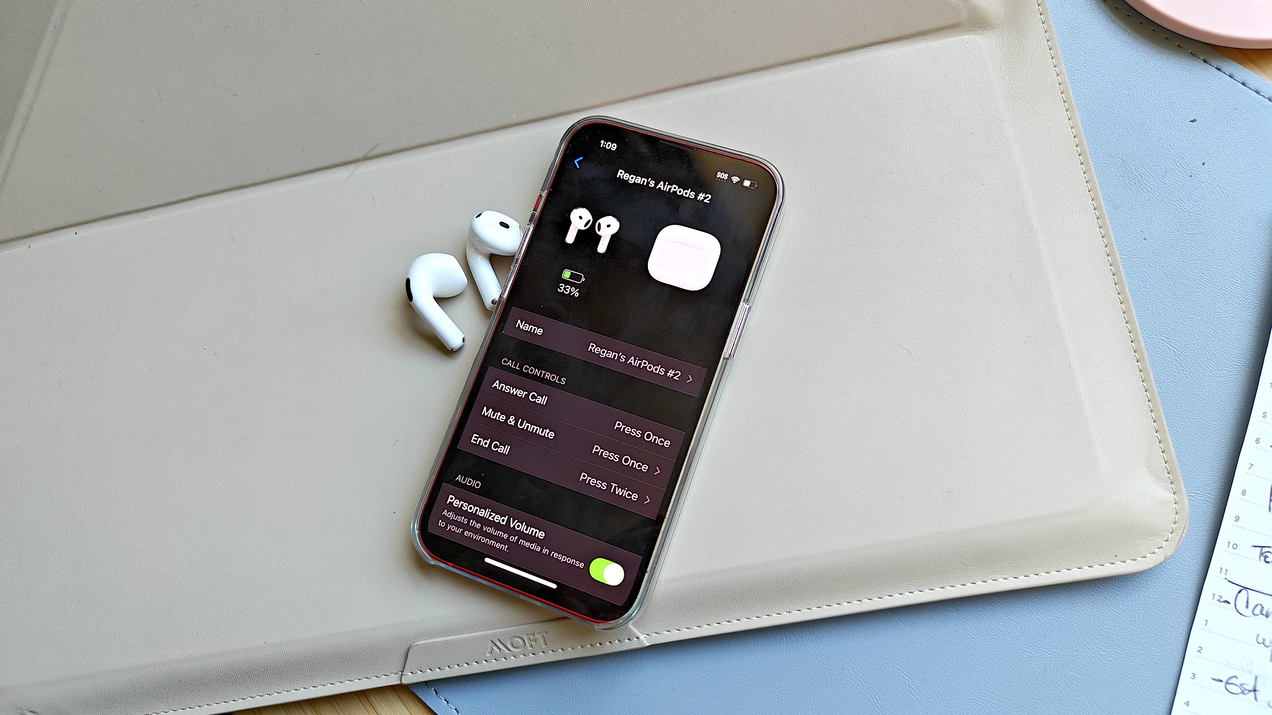 ה-AirPods 4 מחוברים לאייפון 12