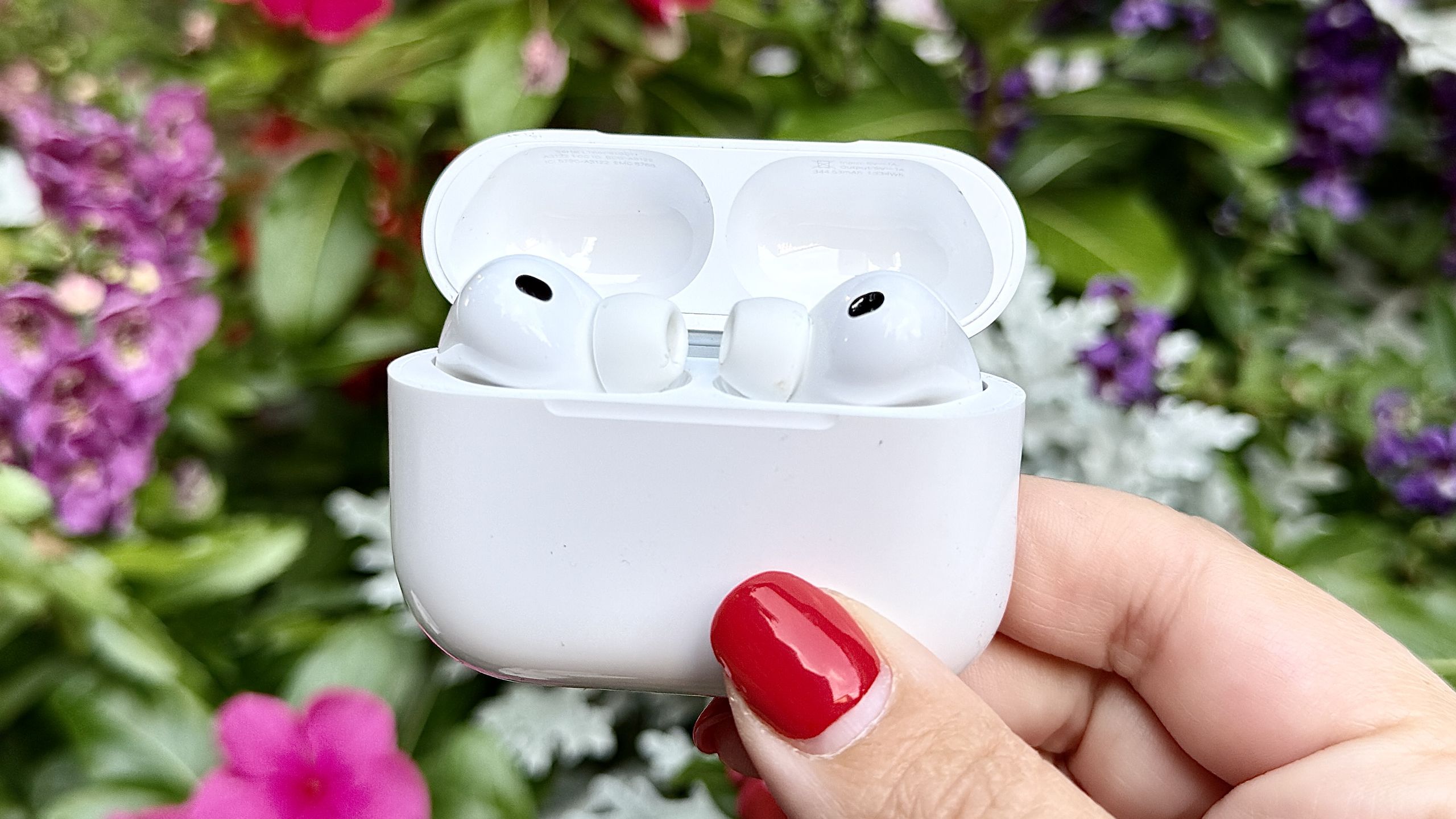 אתה יכול להשתמש בשיתוף אודיו כדי לחבר שני AirPods לאותו iPhone - הנה איך לעשות זאת