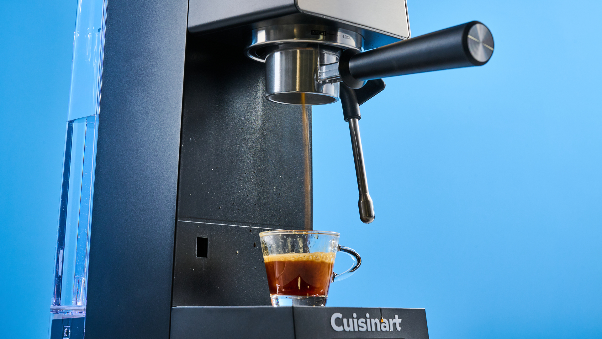 מכונת אספרסו Cuisinart Espresso Bar Slim על משטח אבן עם רקע כחול