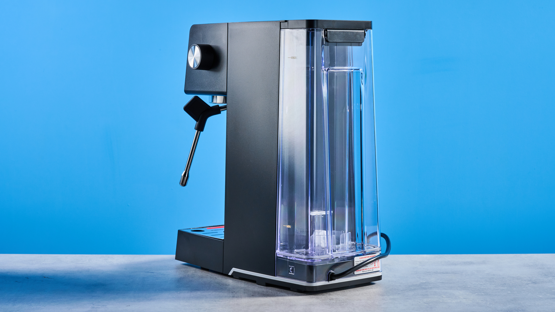 מכונת אספרסו Cuisinart Espresso Bar Slim על משטח אבן עם רקע כחול