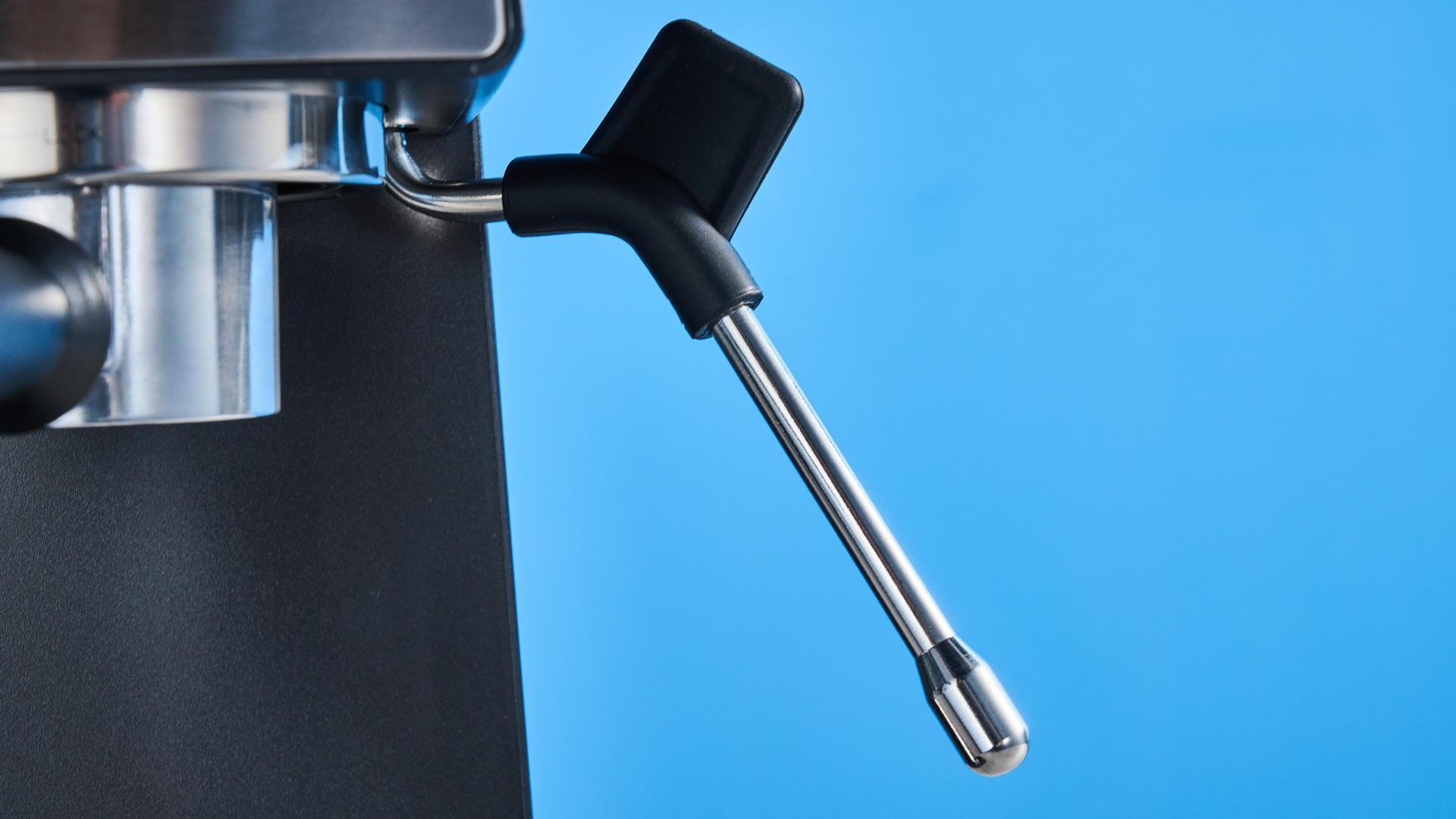 מכונת אספרסו Cuisinart Espresso Bar Slim על משטח אבן עם רקע כחול