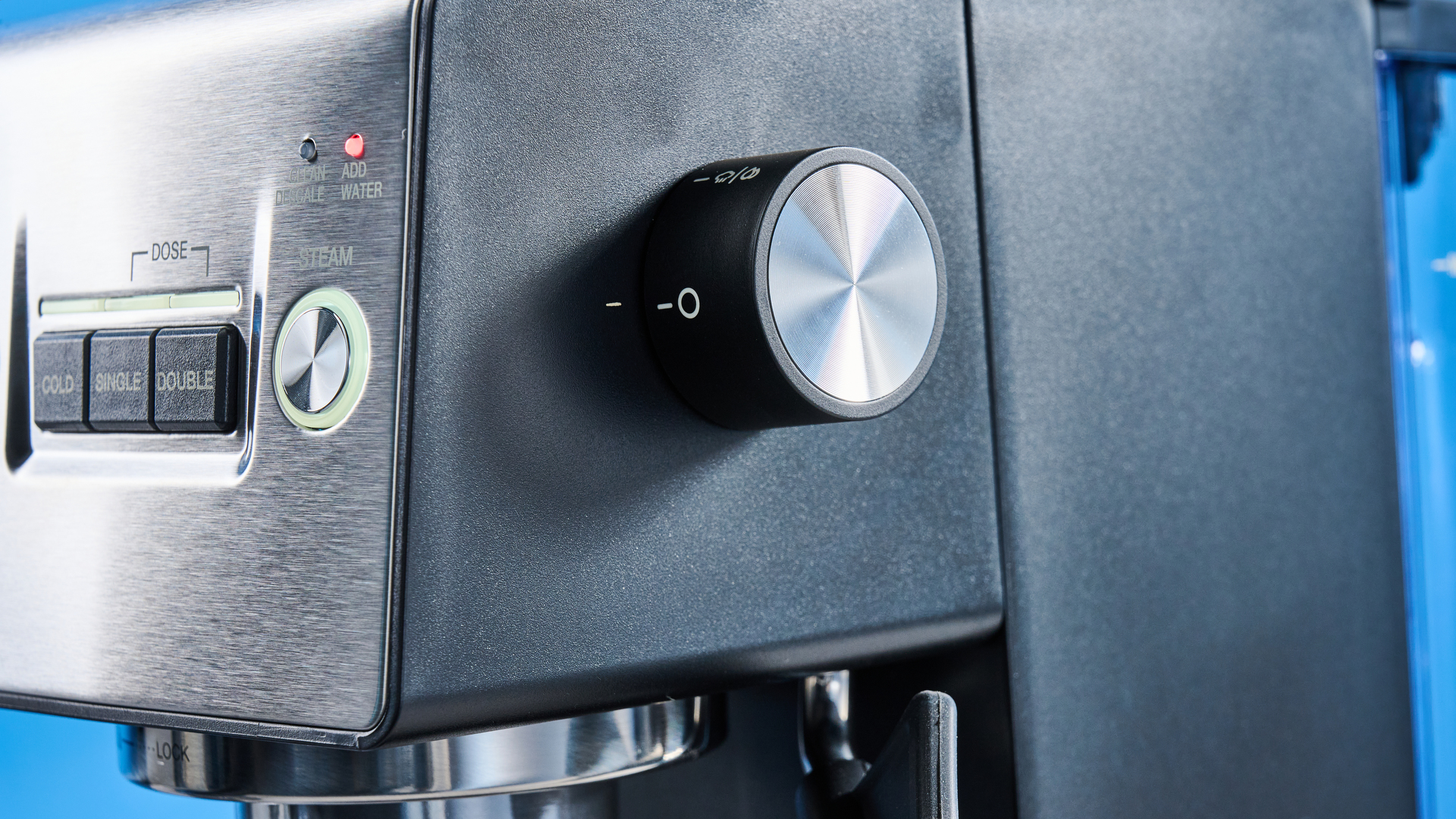 מכונת אספרסו Cuisinart Espresso Bar Slim על משטח אבן עם רקע כחול