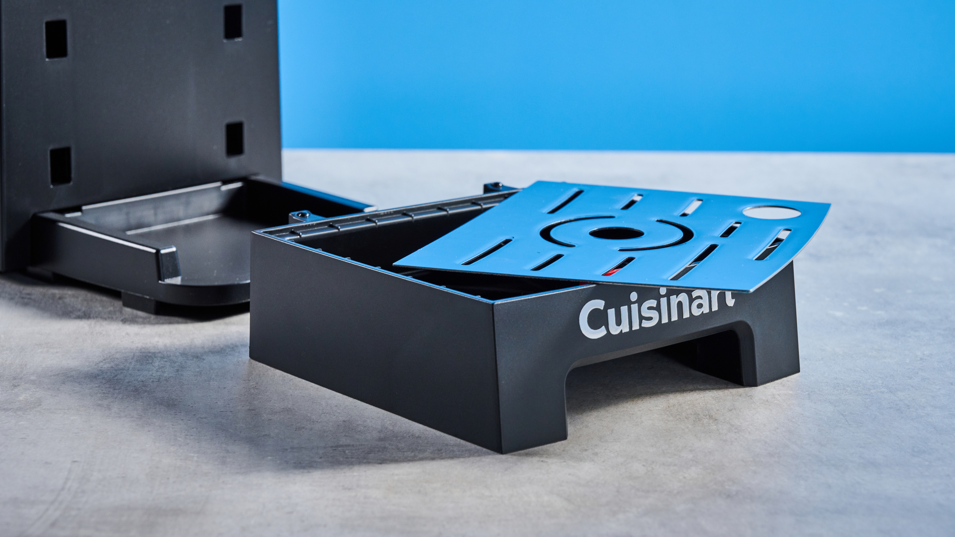 מכונת אספרסו Cuisinart Espresso Bar Slim על משטח אבן עם רקע כחול