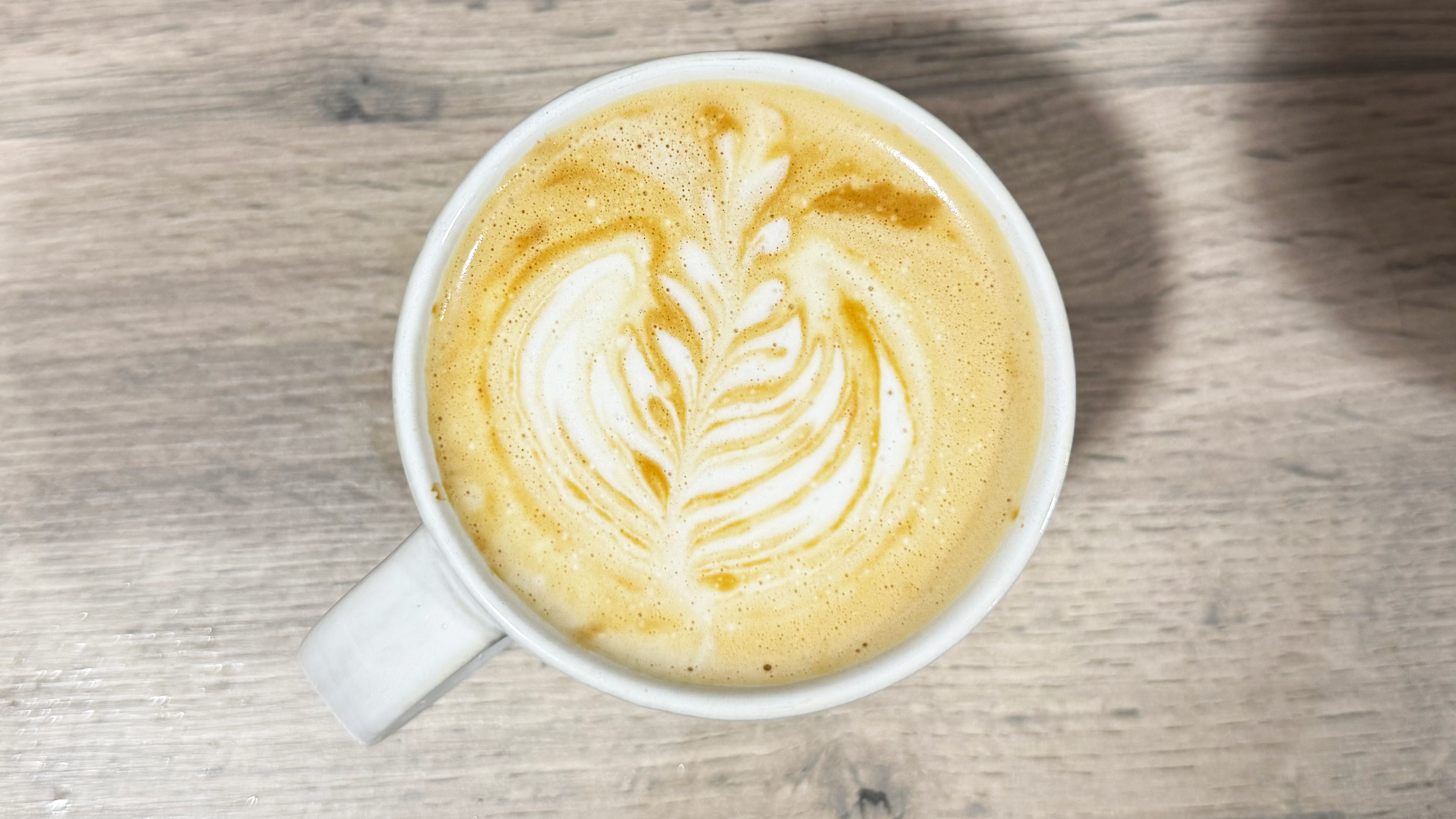 משקה שנעשה במכונת האספרסו הדק של cuisinart