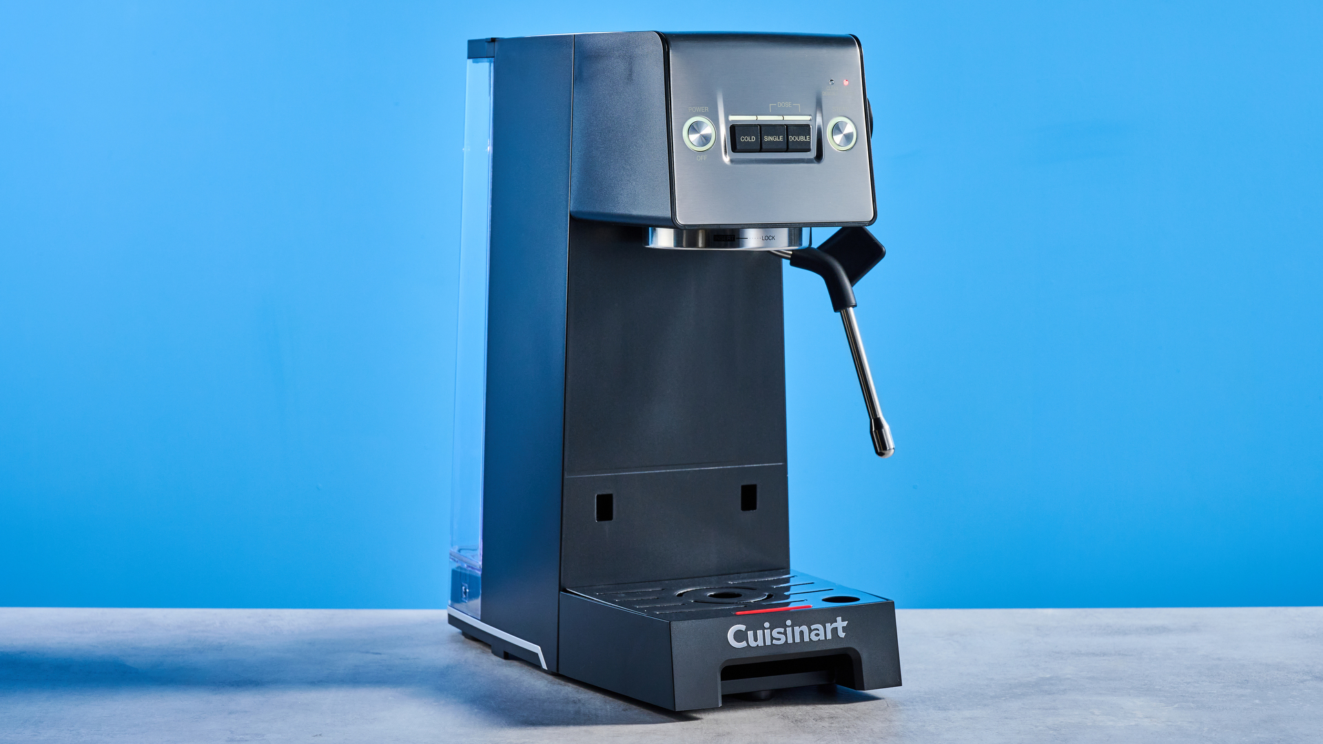 מכונת אספרסו Cuisinart Espresso Bar Slim על משטח אבן עם רקע כחול