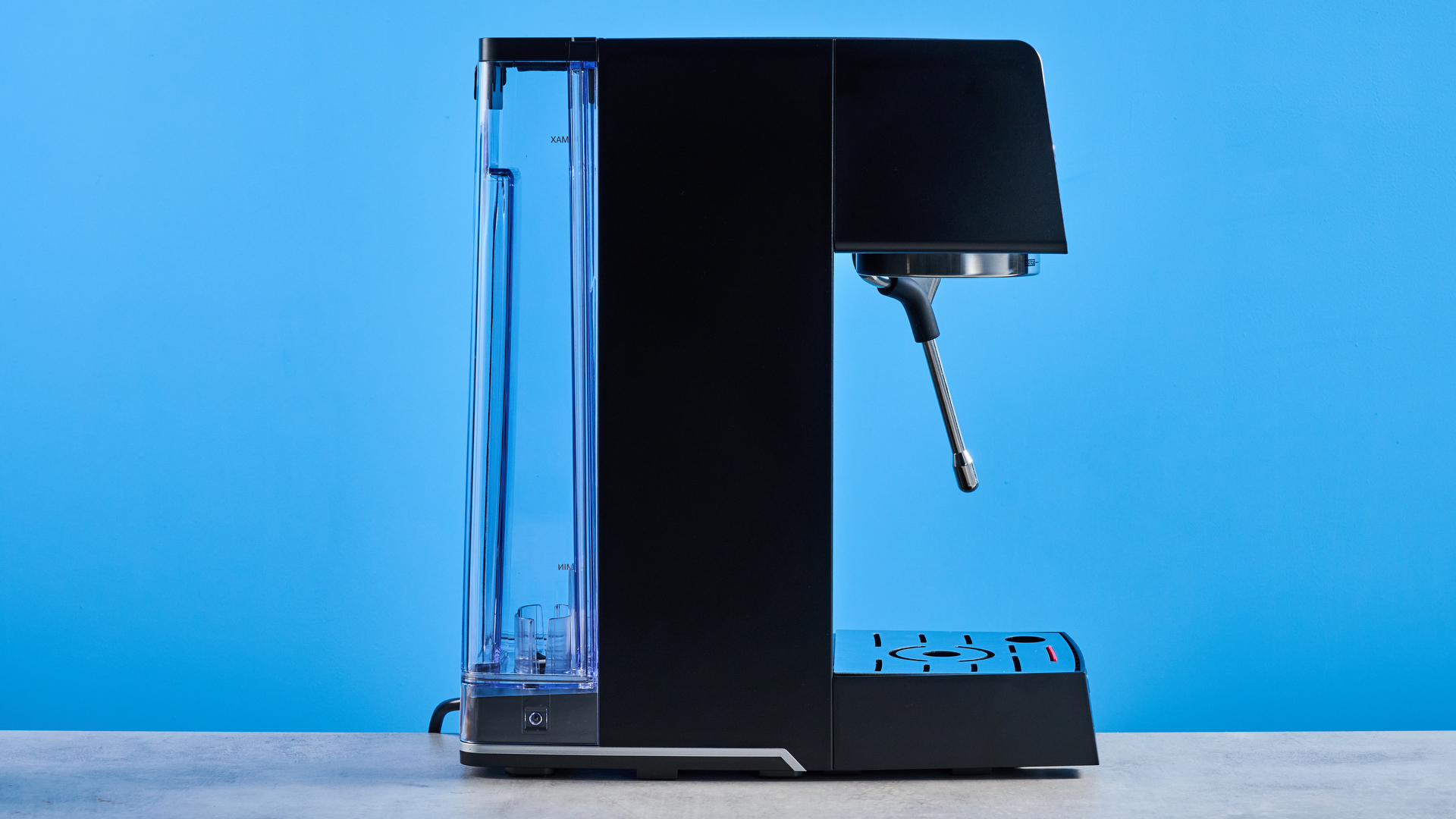 מכונת אספרסו Cuisinart Espresso Bar Slim על משטח אבן עם רקע כחול