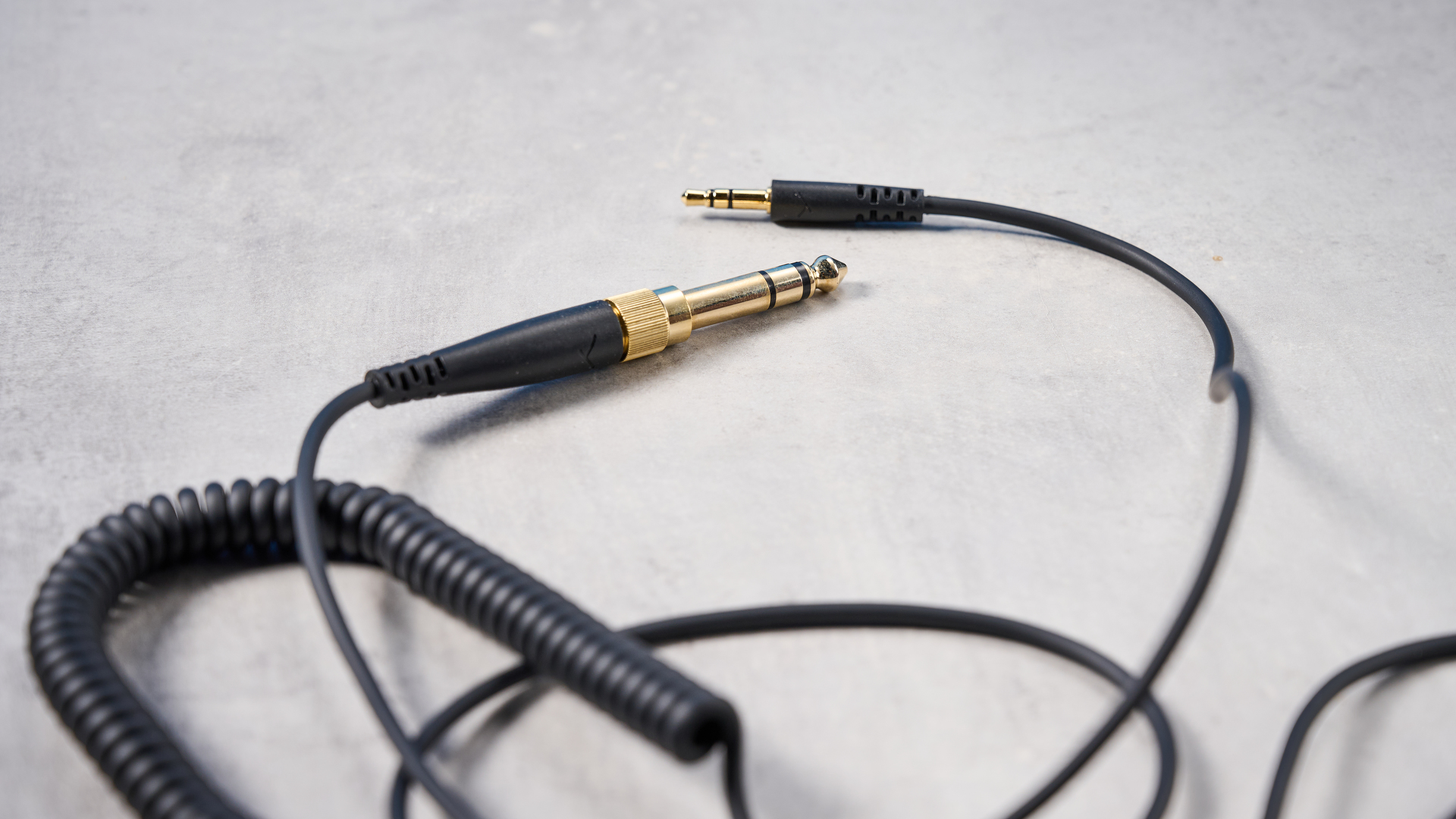 Beyerdynamic DT 270 Pros צולם ברקע כחול