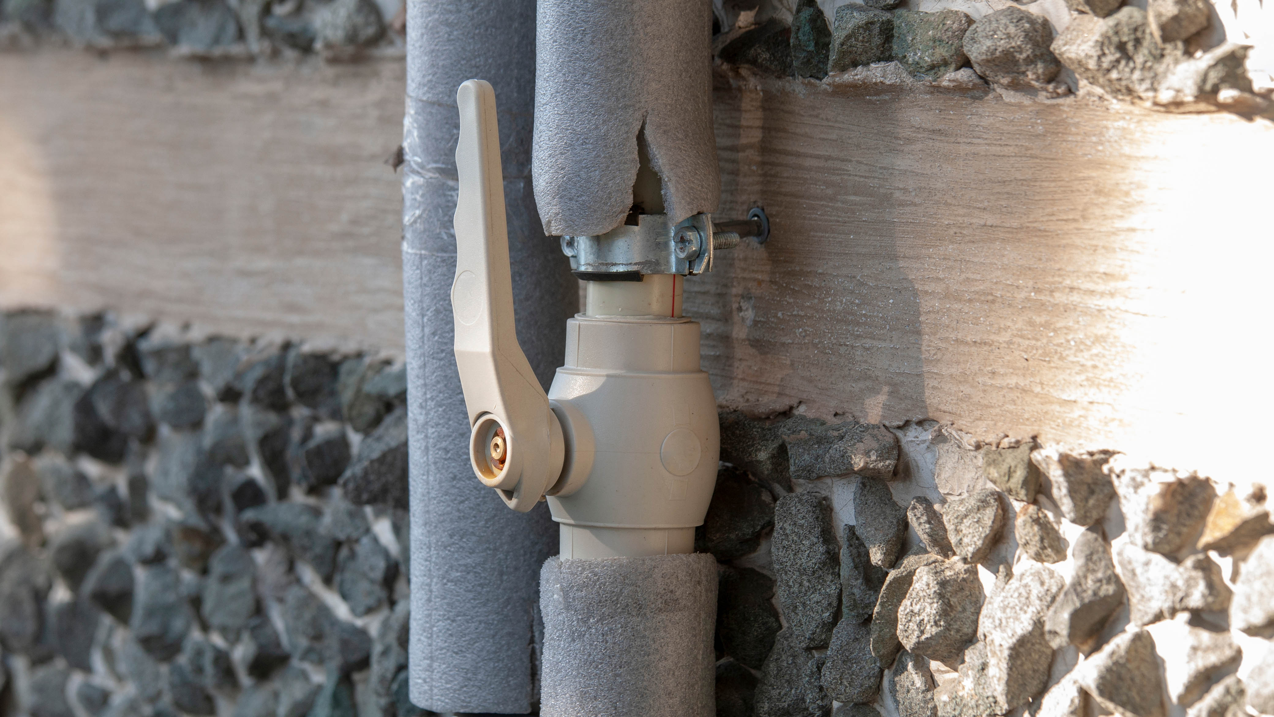 צינורות מבודדים על שסתום