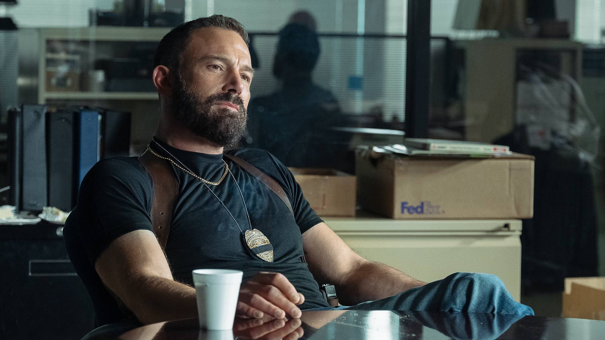 בן אפלק בתור סמל הבלש ג'יי.די ביירן ב- "הקרע" בנטפליקס