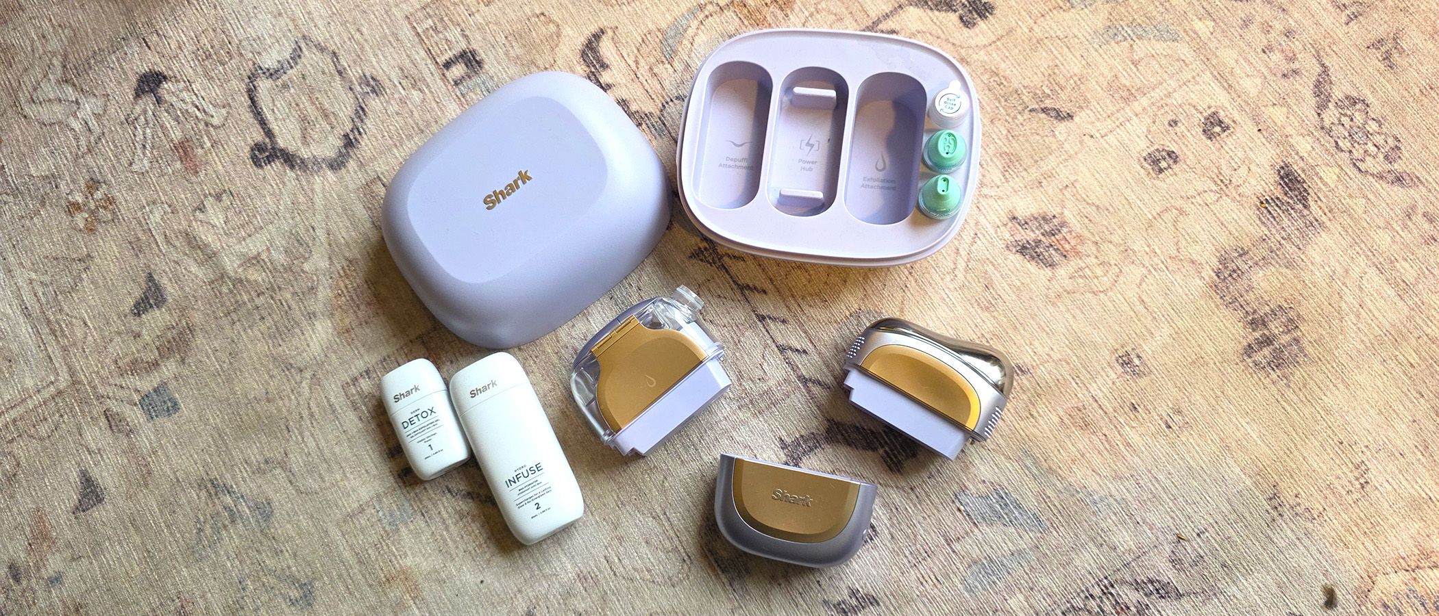 "העור שלי שונא את קור החורף, אבל ה-FacialPro Glow החדש של Shark נתן לי טיפול פנים מעניק לחות, לא צריך סלון" מאת מילי פנדר פורסם ב-28 בינואר 26 הפנים שלי היו עמומות ויבשות מצינת החורף, אבל FacialPro Glow של Shark הותיר אותי להיראות בריאה ולחות