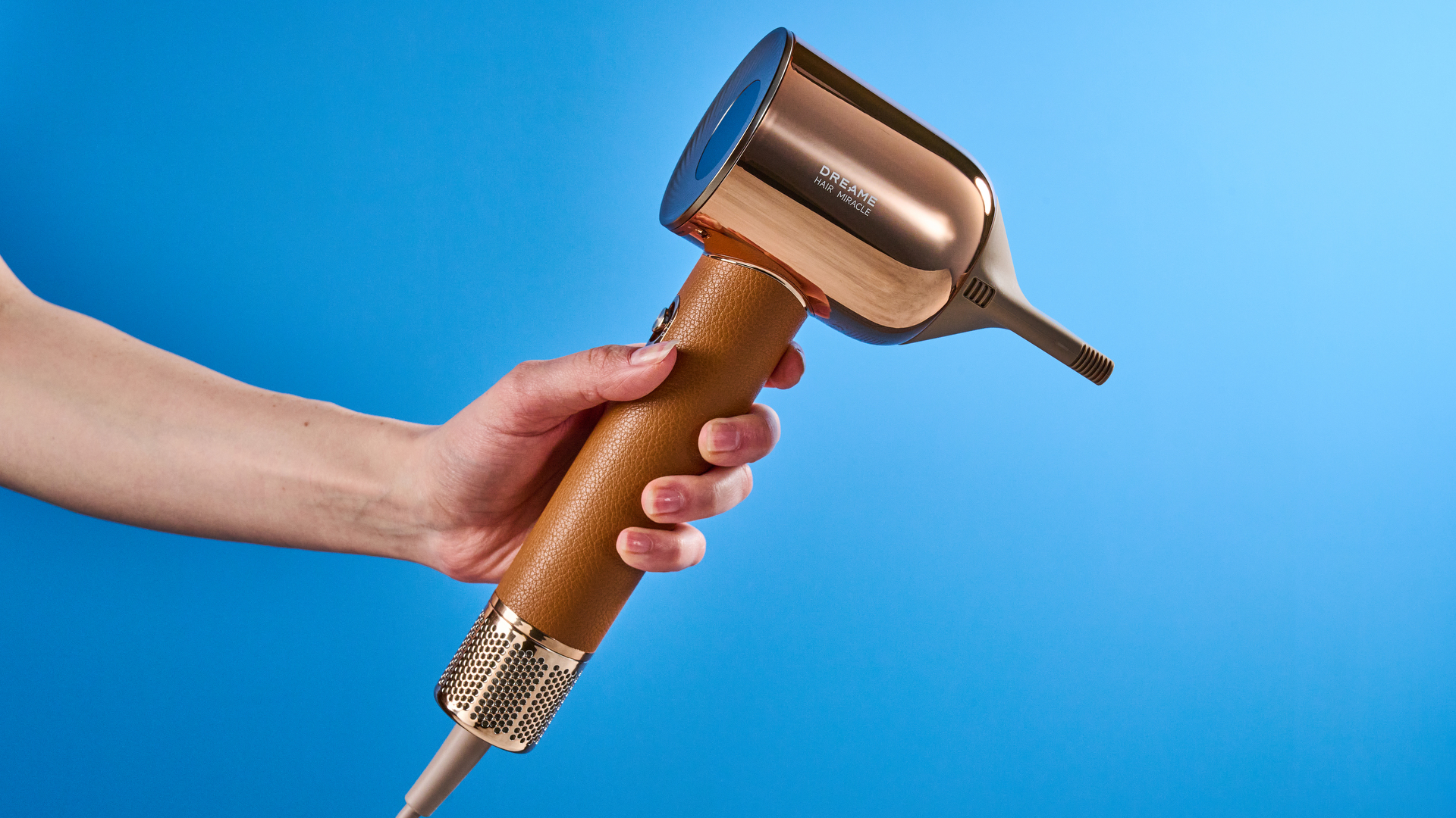 Dreame Hair Miracle ונרתיק צולם על רקע לבן