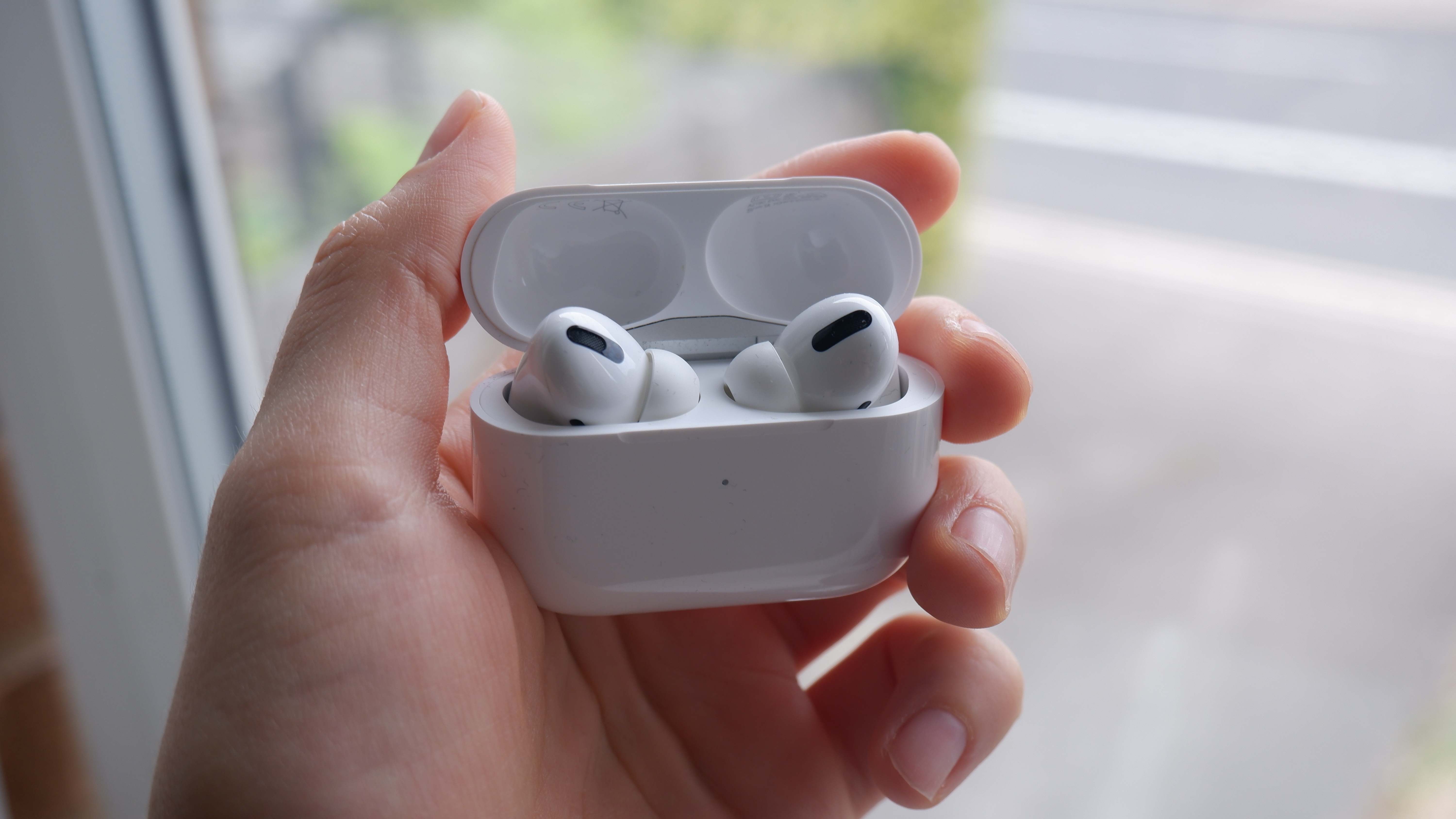 ה-AirPods Pro מוחזק ביד