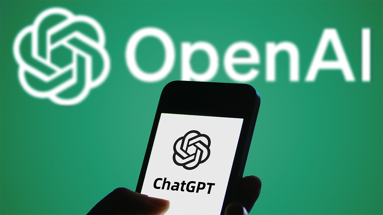 סמארטפון המציג את לוגו ChatGPT מול לוגו OpenAI לבן על רקע ירוק