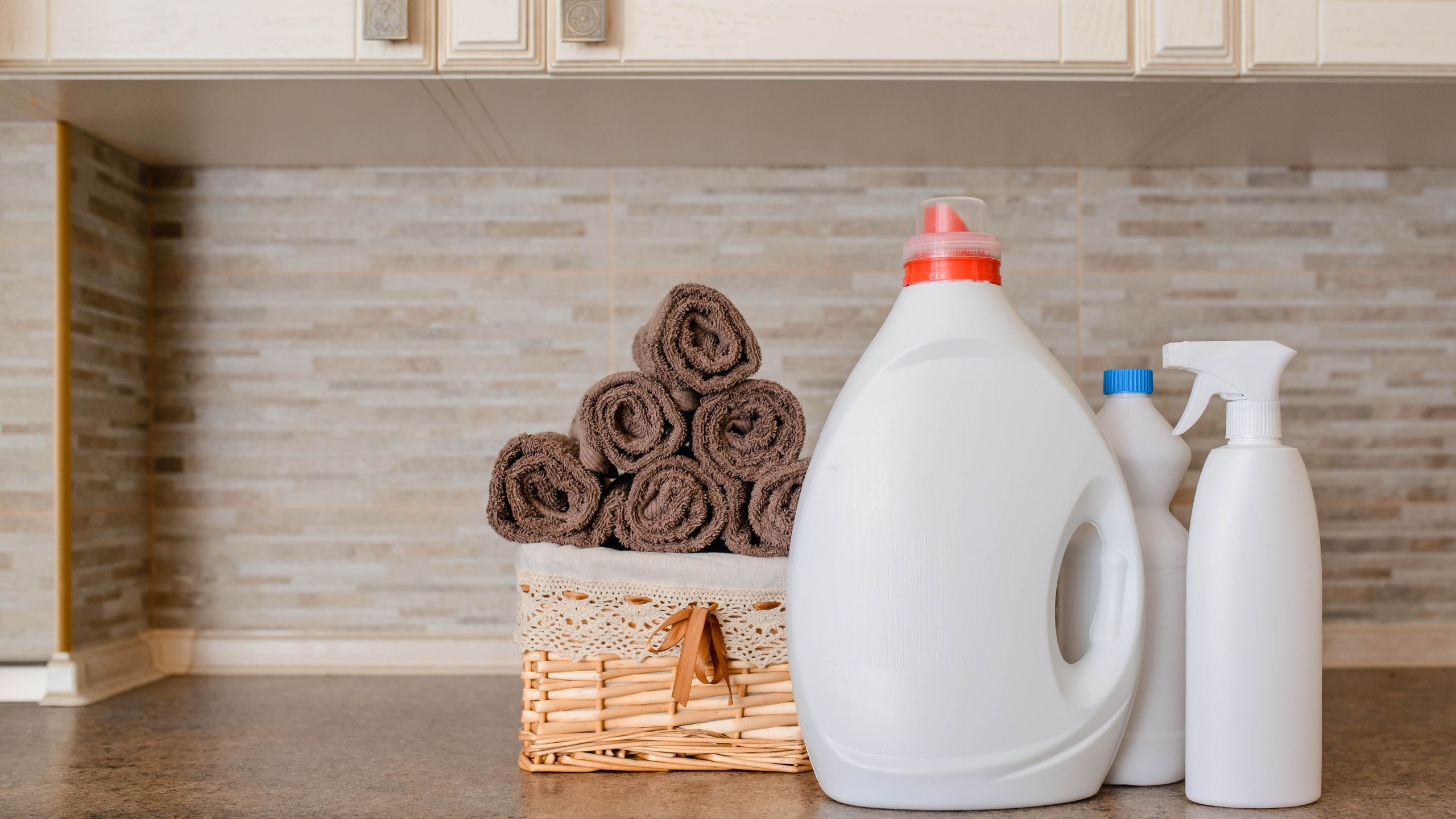 Pro cleaner חושף את 5 הטעויות הנפוצות שאתה עושה בעת ניקוי חדר האמבטיה עם אקונומיקה