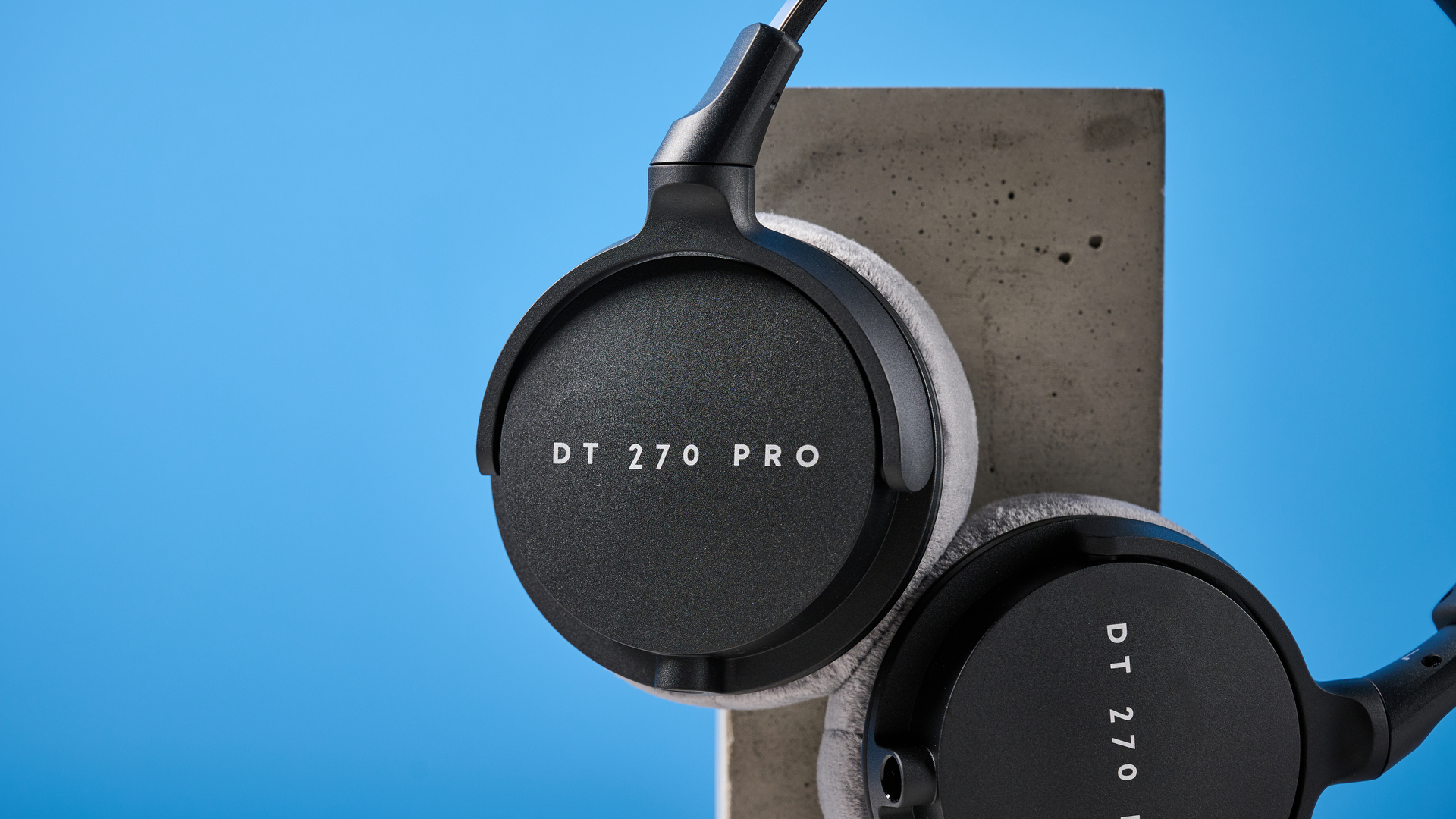 Beyerdynamic DT 270 Pros צולם ברקע כחול