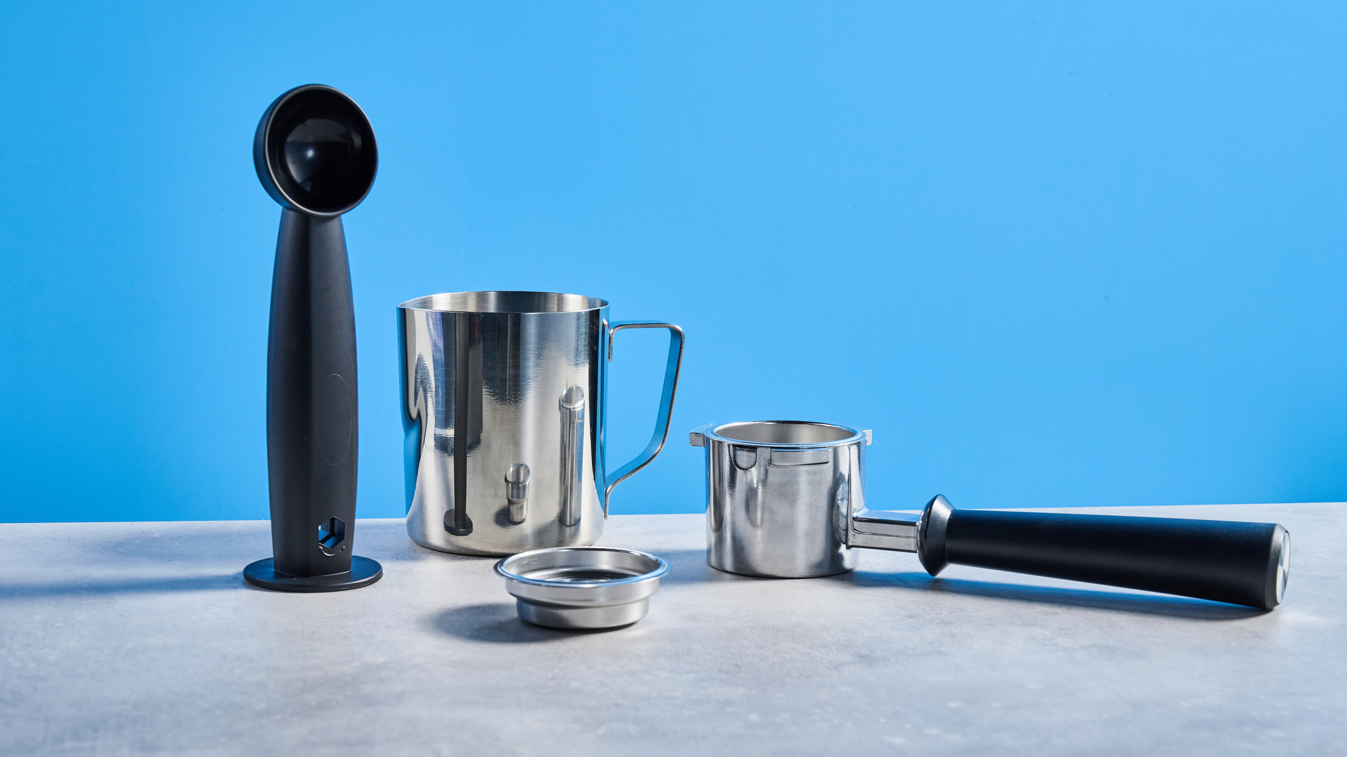 מכונת אספרסו Cuisinart Espresso Bar Slim על משטח אבן עם רקע כחול