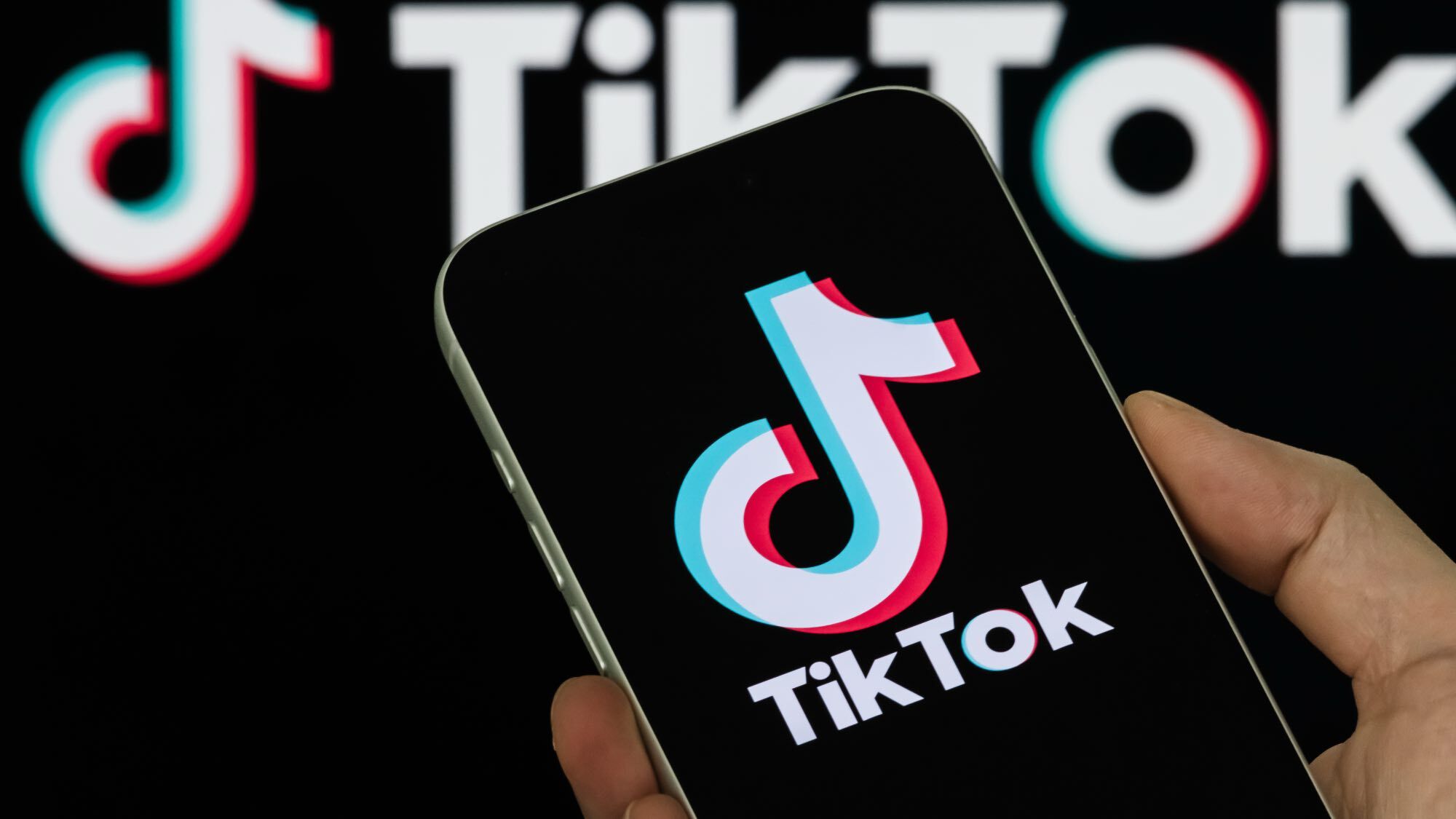 לוגו TikTok בטלפון מול לוגו TikTok