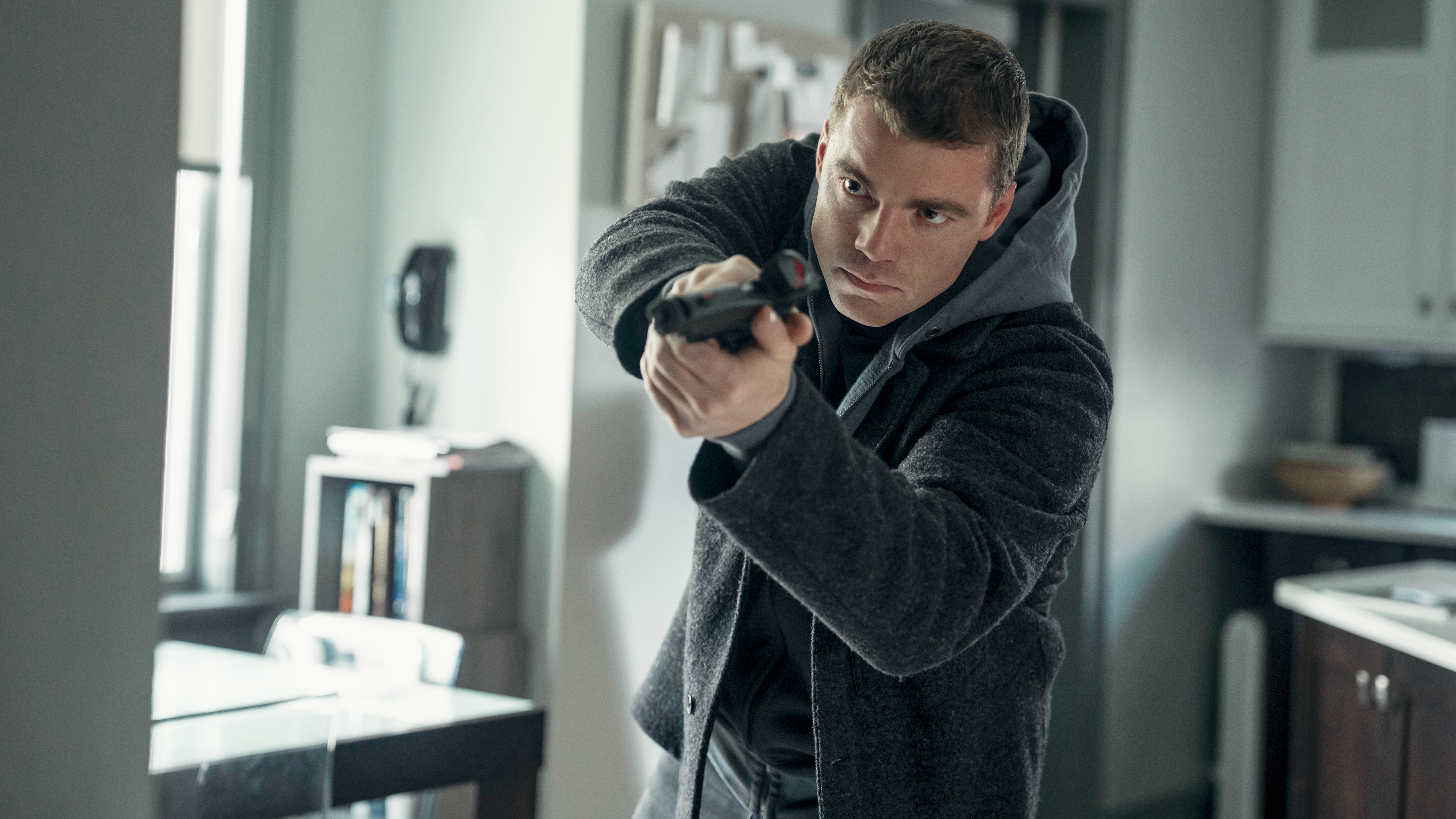 גבריאל באסו בתור פיטר סאתרלנד בפרק 303 של "סוכן הלילה."