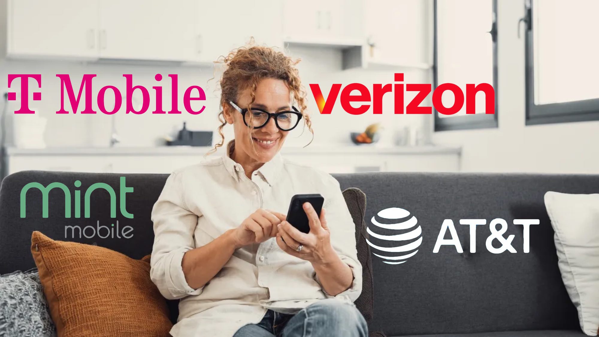 אישה בטלפון עם לוגו של T-Mobile, Mint Mobile, Verizon ו-AT&T
